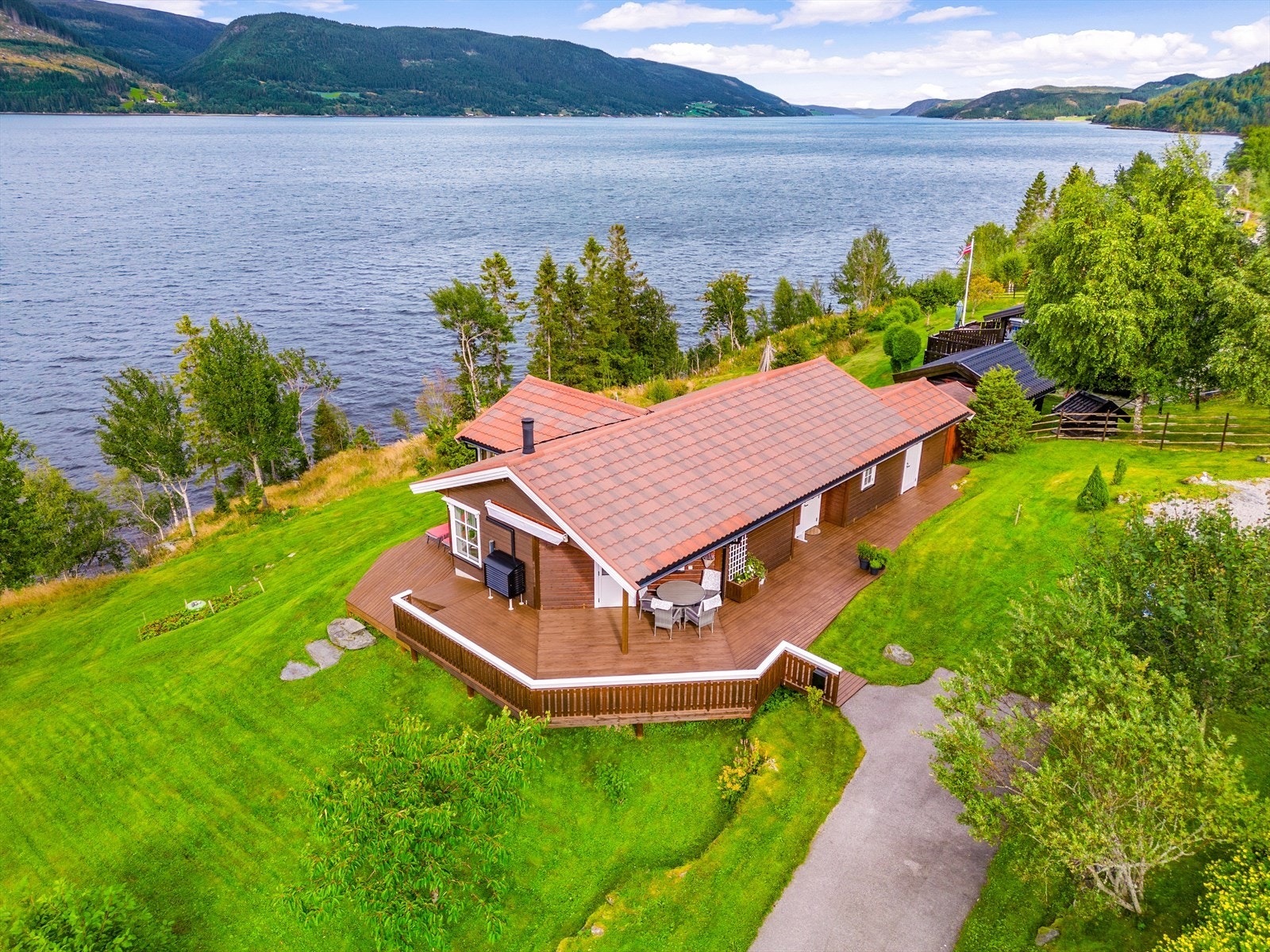 Rundt hytta er det flotte turområder, som gir god rekreasjon sommer som vinter. Galleribilde