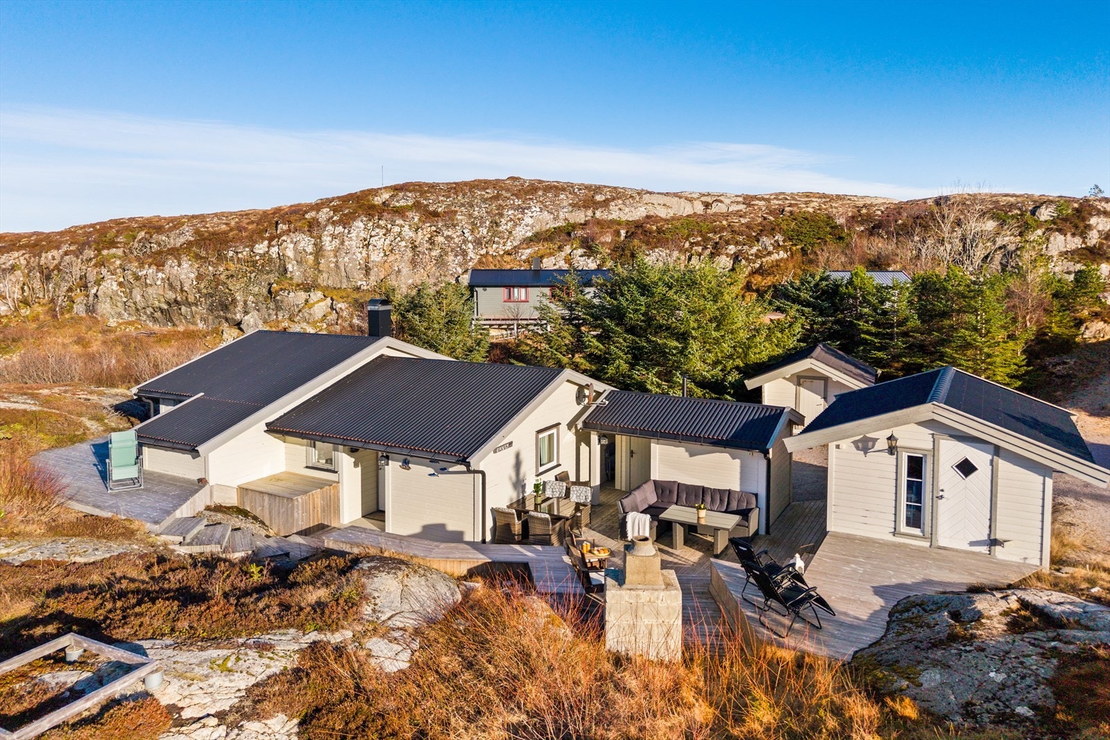 Eiendommen har i senere tid blitt oppgradert med bilvei helt frem, samt et enormt terrasseareal som omkranser deler av hytta. Galleribilde