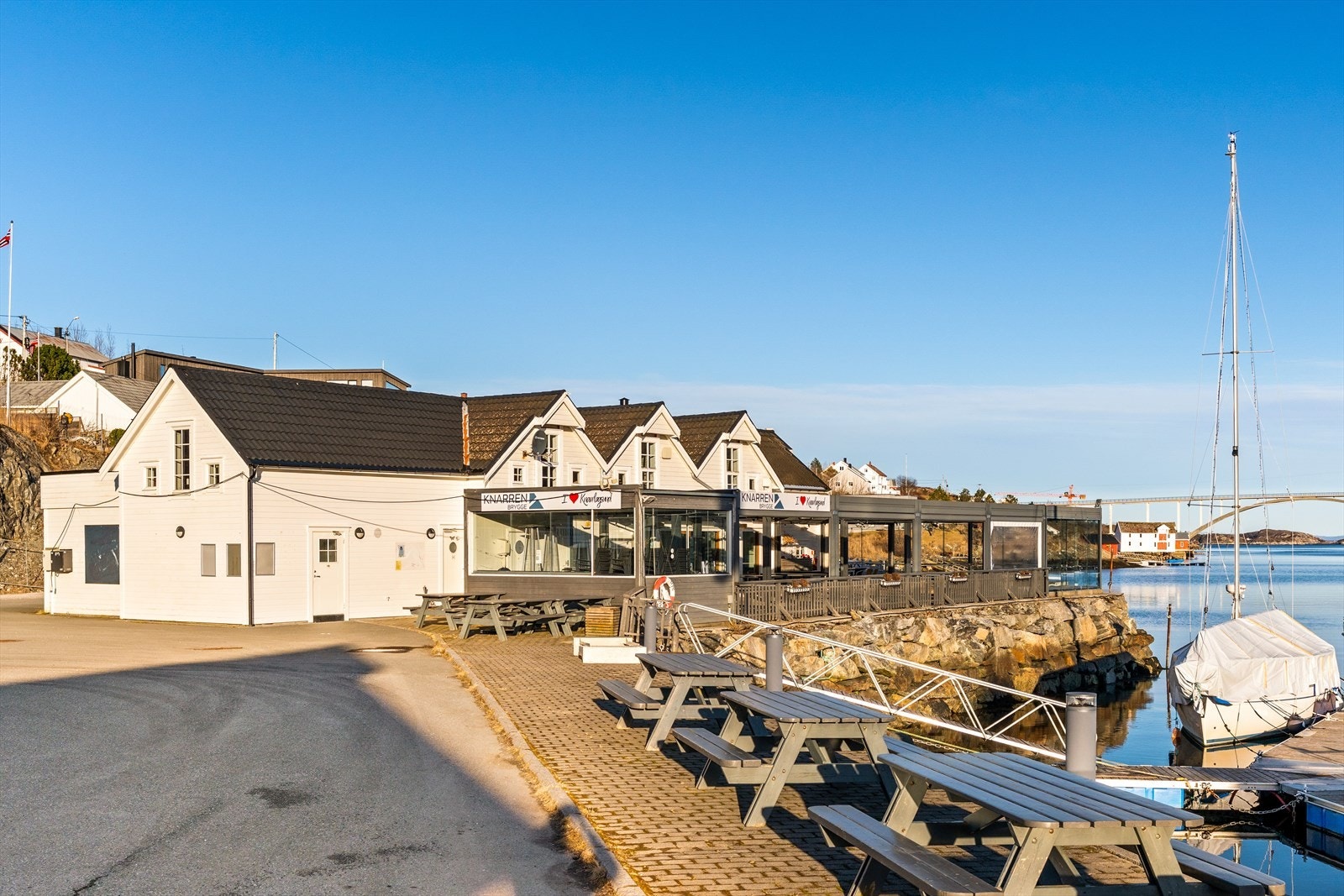 Knarren Brygge er et møtested for tilreisende med båt og bil, hyttefolket i området og lokalbefolkningen. Her serveres det mat i hyggelige omgivelser, og det arrangeres fester og andre aktiviteter i høysesongen. Galleribilde
