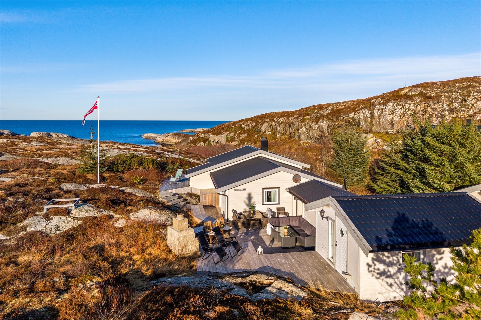Eiendommen ligger nydelig til, helt i front av feltet med nydelig utsikt over sjøen. Galleribilde