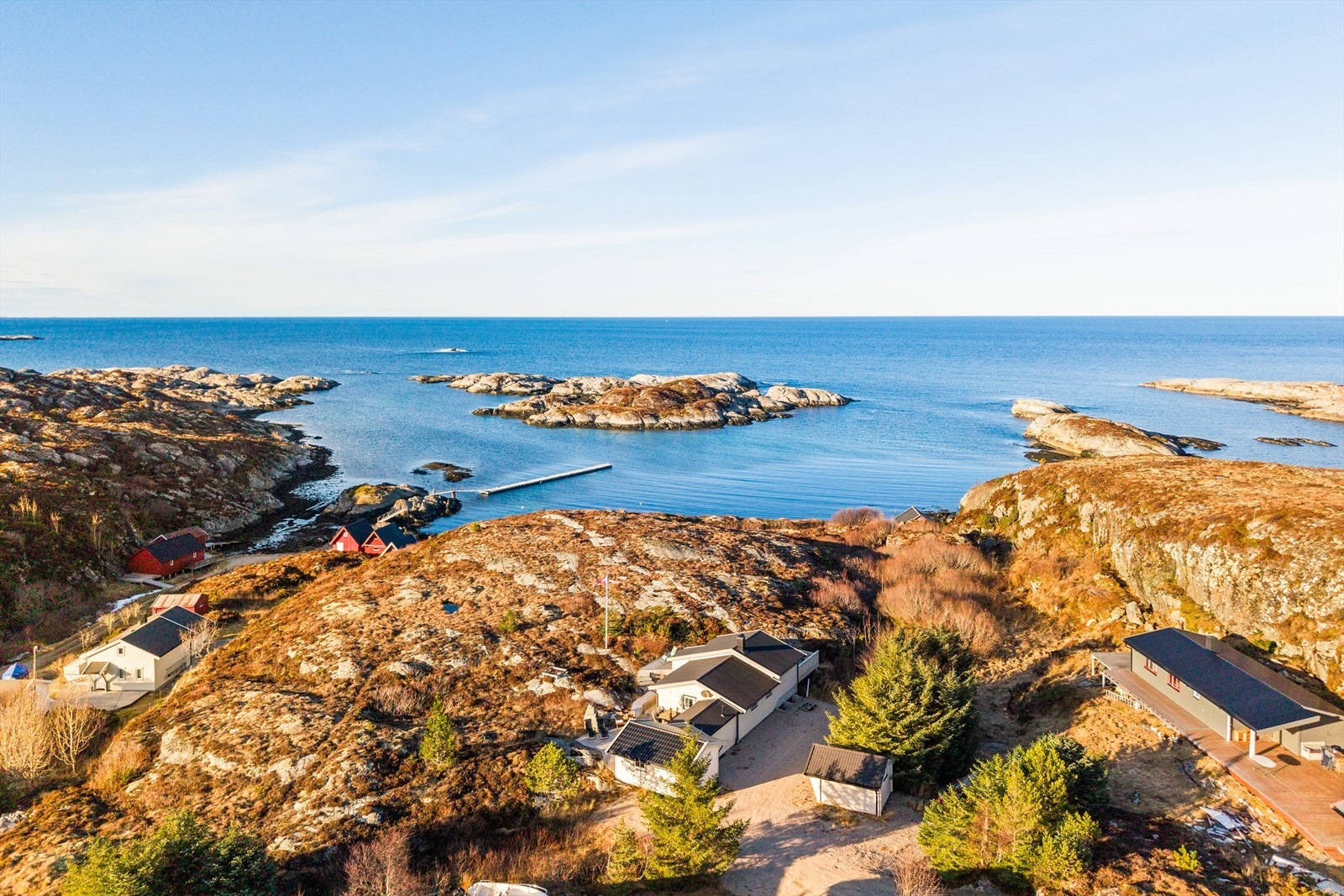 Området byr på fantastiske frilufts- og fiskemuligheter, og betegnes som et sommerparadis av lokalbefolkningen. Galleribilde