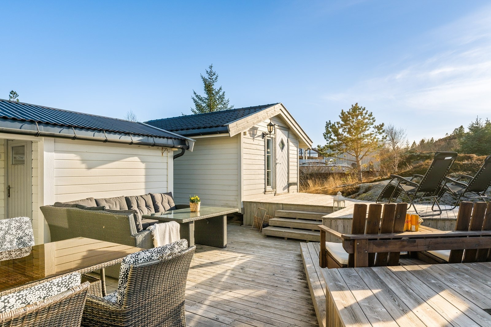 Hytta kan med sine 2 soverom og uthus/anneks huse storfamilien gjennom sommerhalvåret. Galleribilde