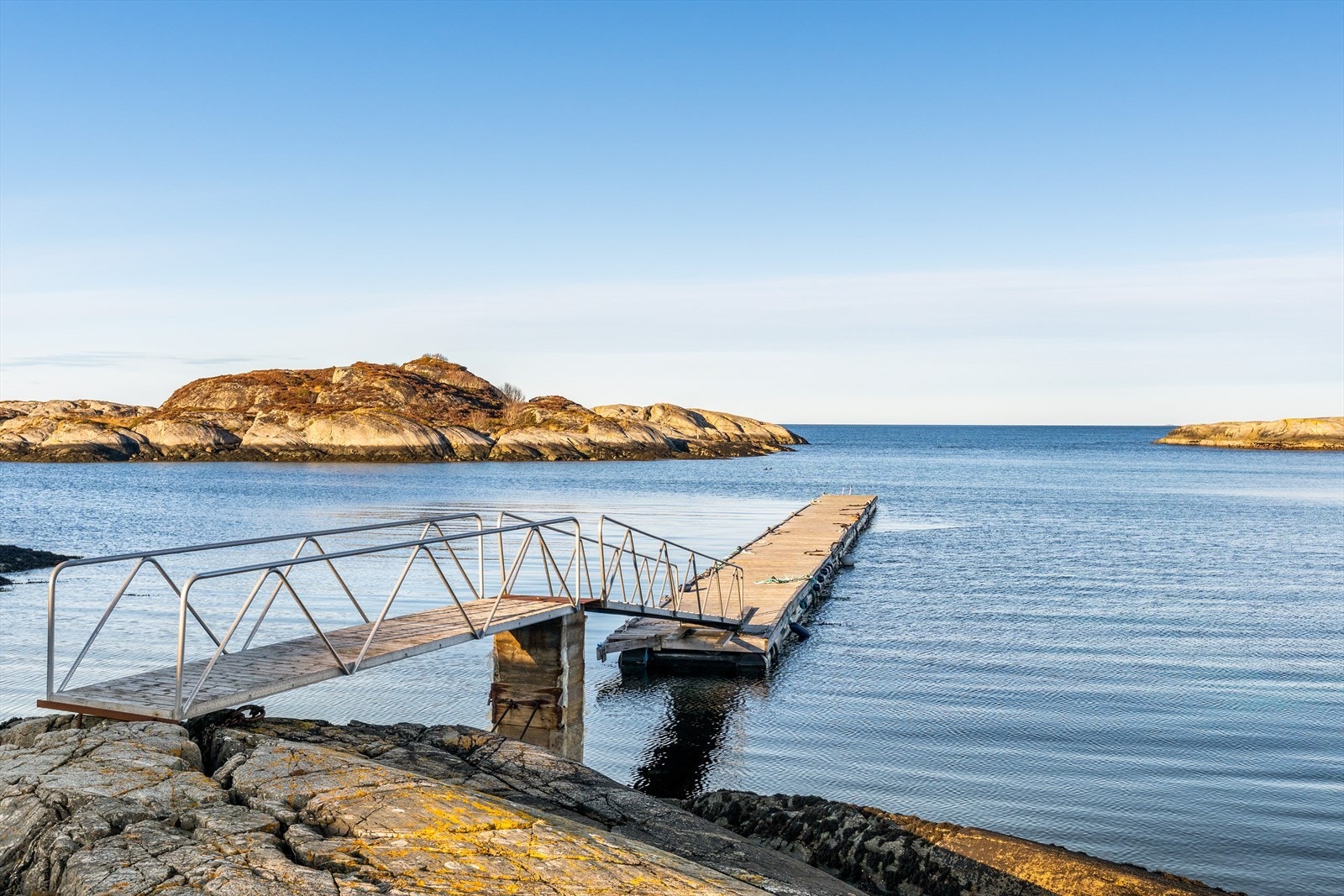 Fast båtplass i felles brygge/marina like nedenfor eiendommen. Galleribilde