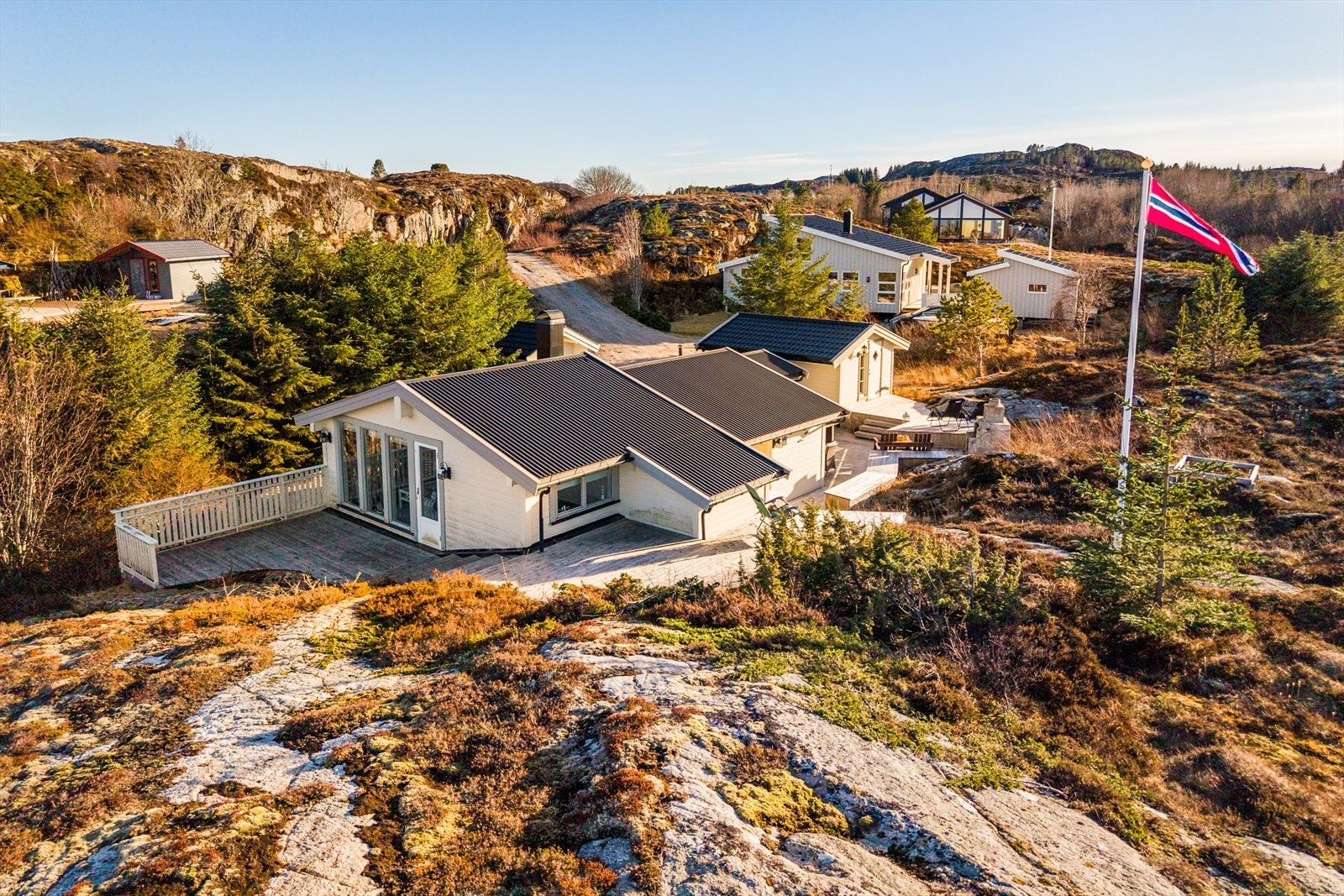 Velkommen til Ellesvikveien 11 og en fantastisk fritidsbolig på Selvåg i Knarrlagsund! Galleribilde