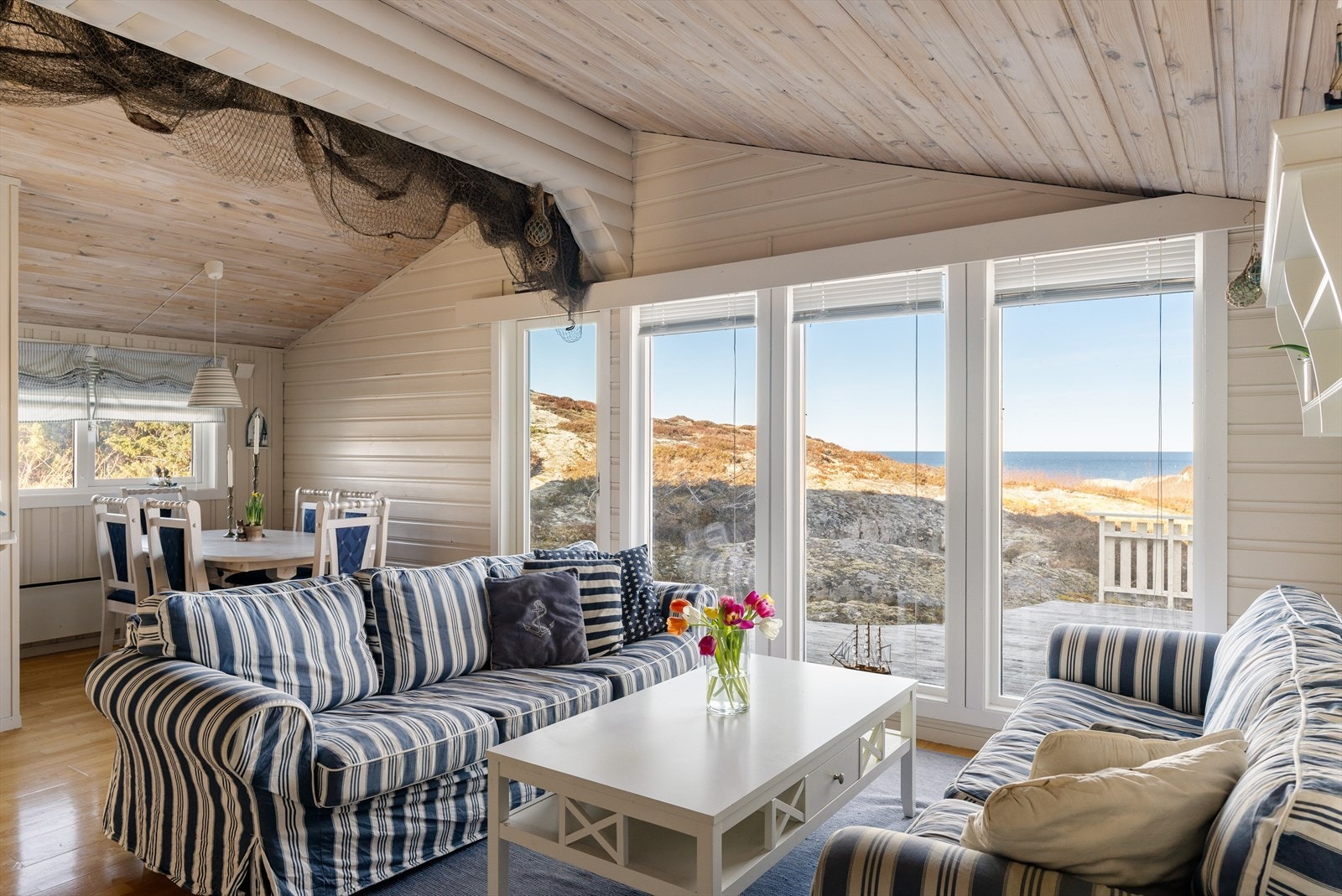 Med store vindusflater og panorama mot havet får man en unik atmosfære i oppholdssonen. Galleribilde