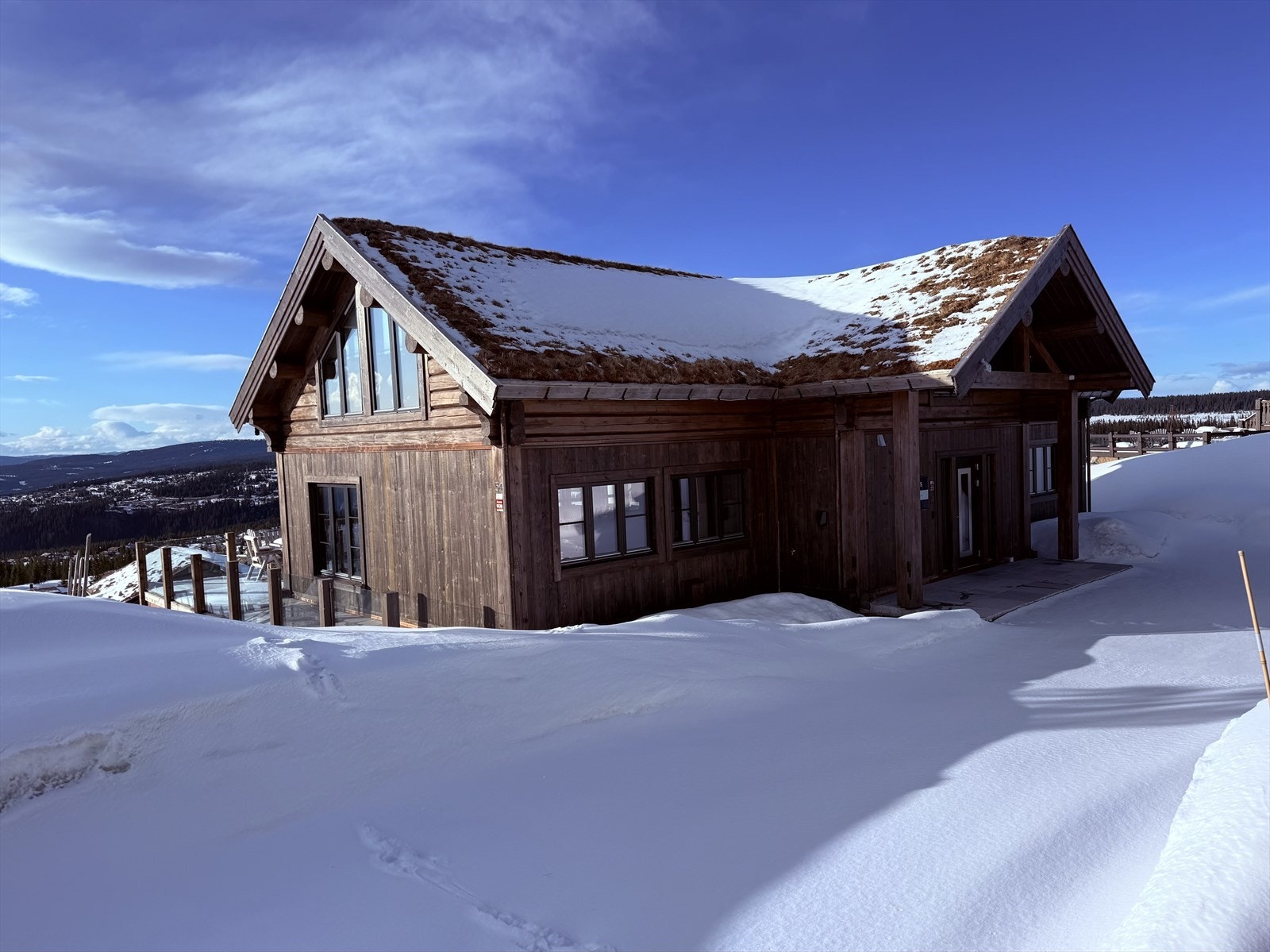 Super beliggenhet som en av de øverste utsikts-eiendommene i blindveien Kronrøysa - ett steinkast fra hytta til både alpinløype og langrennsløype! Galleribilde
