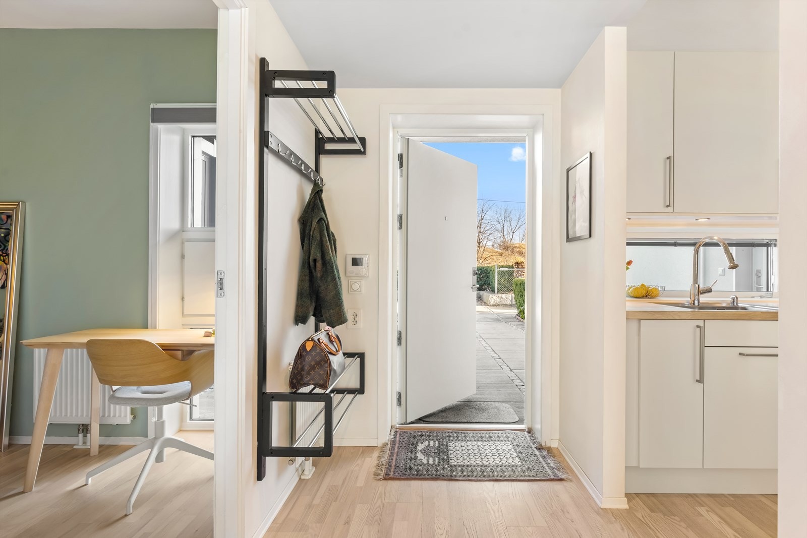 Leiligheten disponerer to boder som gir gode og fleksible oppbevaringsløsninger. Galleribilde