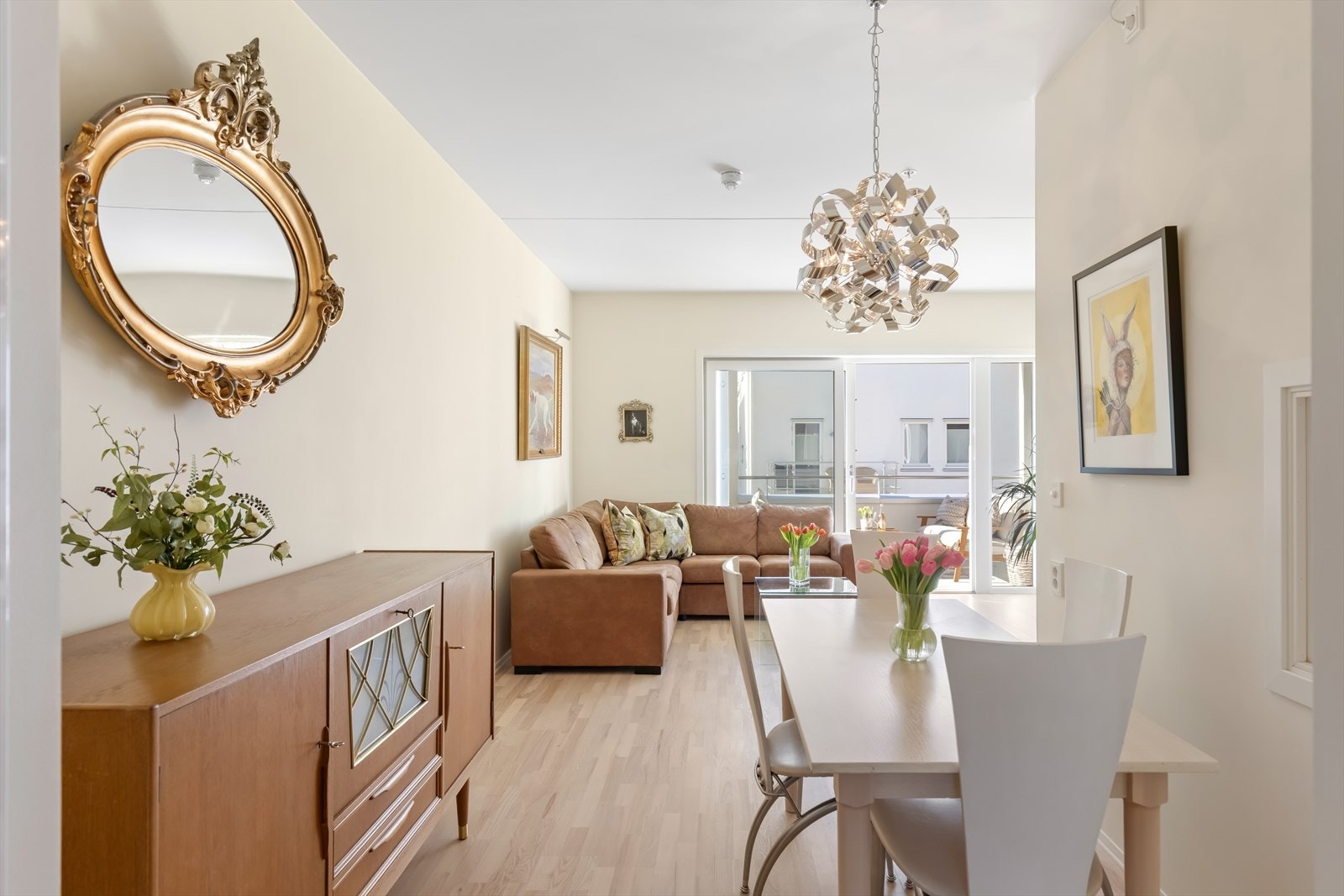 Den åpne løsningen gir spiseplassen en luftig atmosfære og en naturlig plass i boligens hjerte. Galleribilde