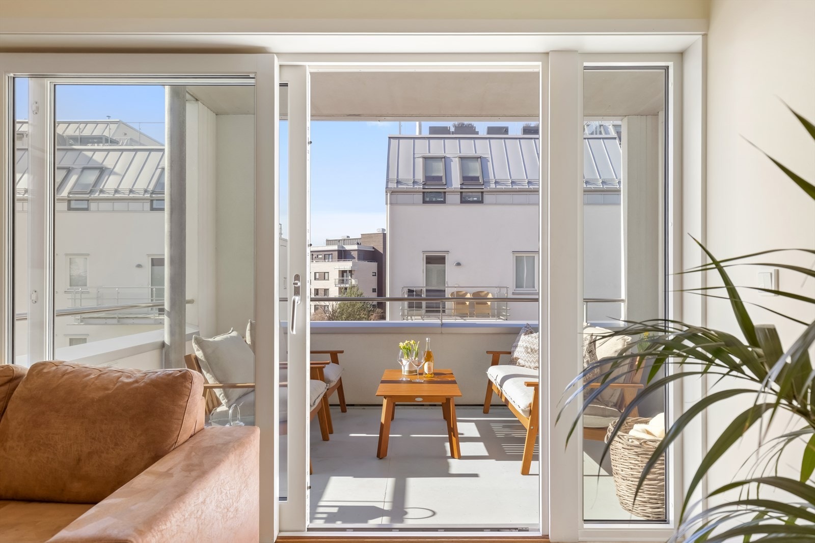 Med utgang direkte fra stuen fremstår balkongen som et ekstra oppholdsrom i sesongen. Galleribilde