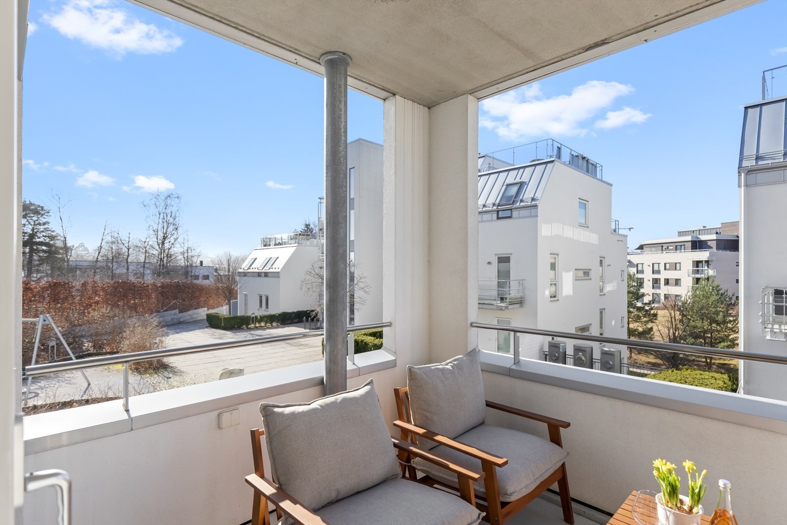 Sameiet byr på opparbeidede uteområder med beplantning og hyggelige sittegrupper. Galleribilde