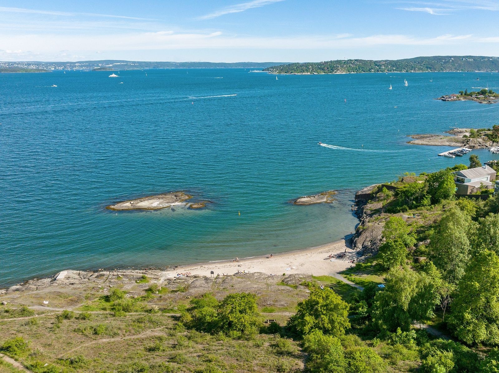 Flott sted å være om sommeren med fine badestrender og naturskjønne omgivelser. Galleribilde