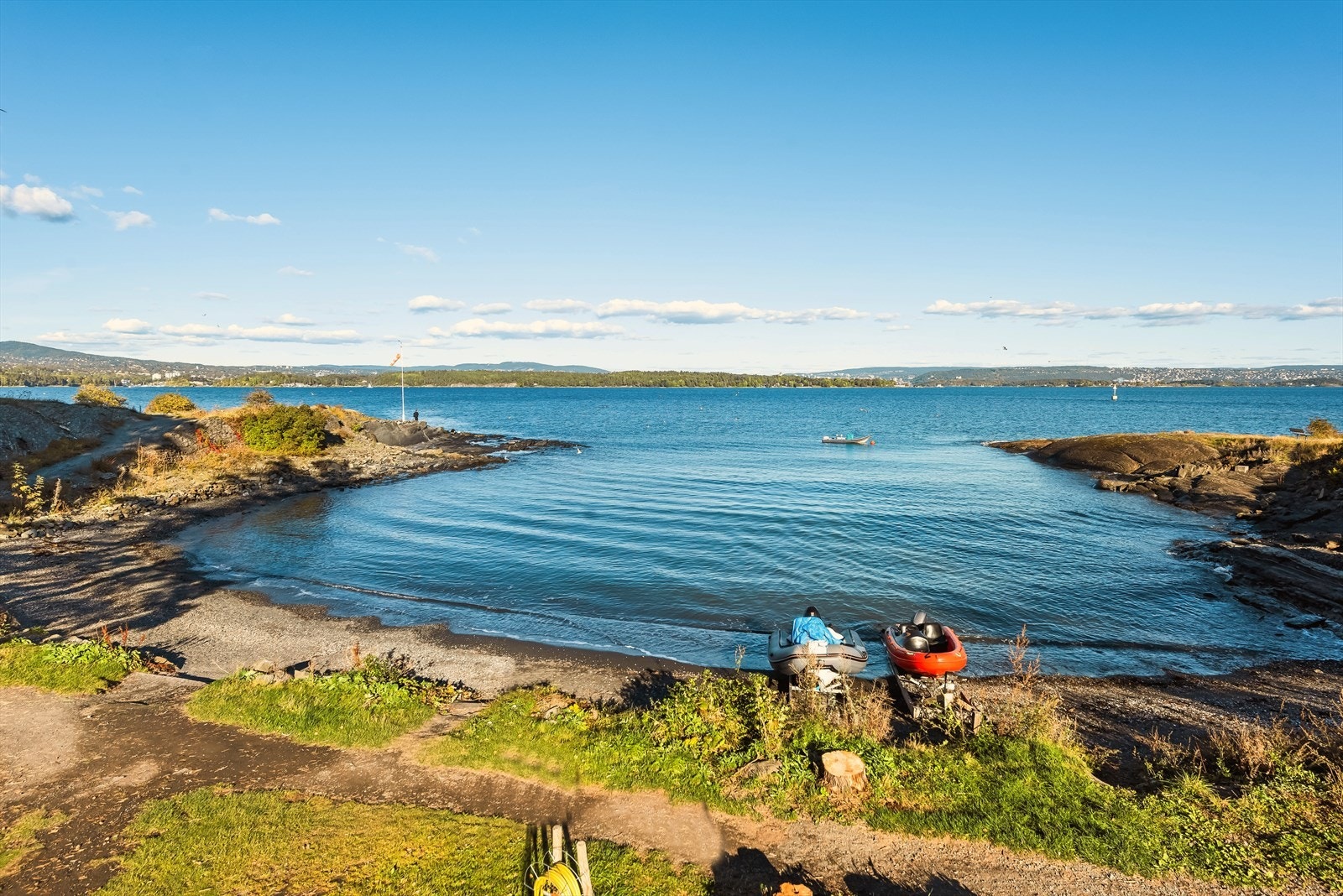 Her bor du i umiddelbar nærhet til sjø, bryggeanlegg og badestrand. Galleribilde