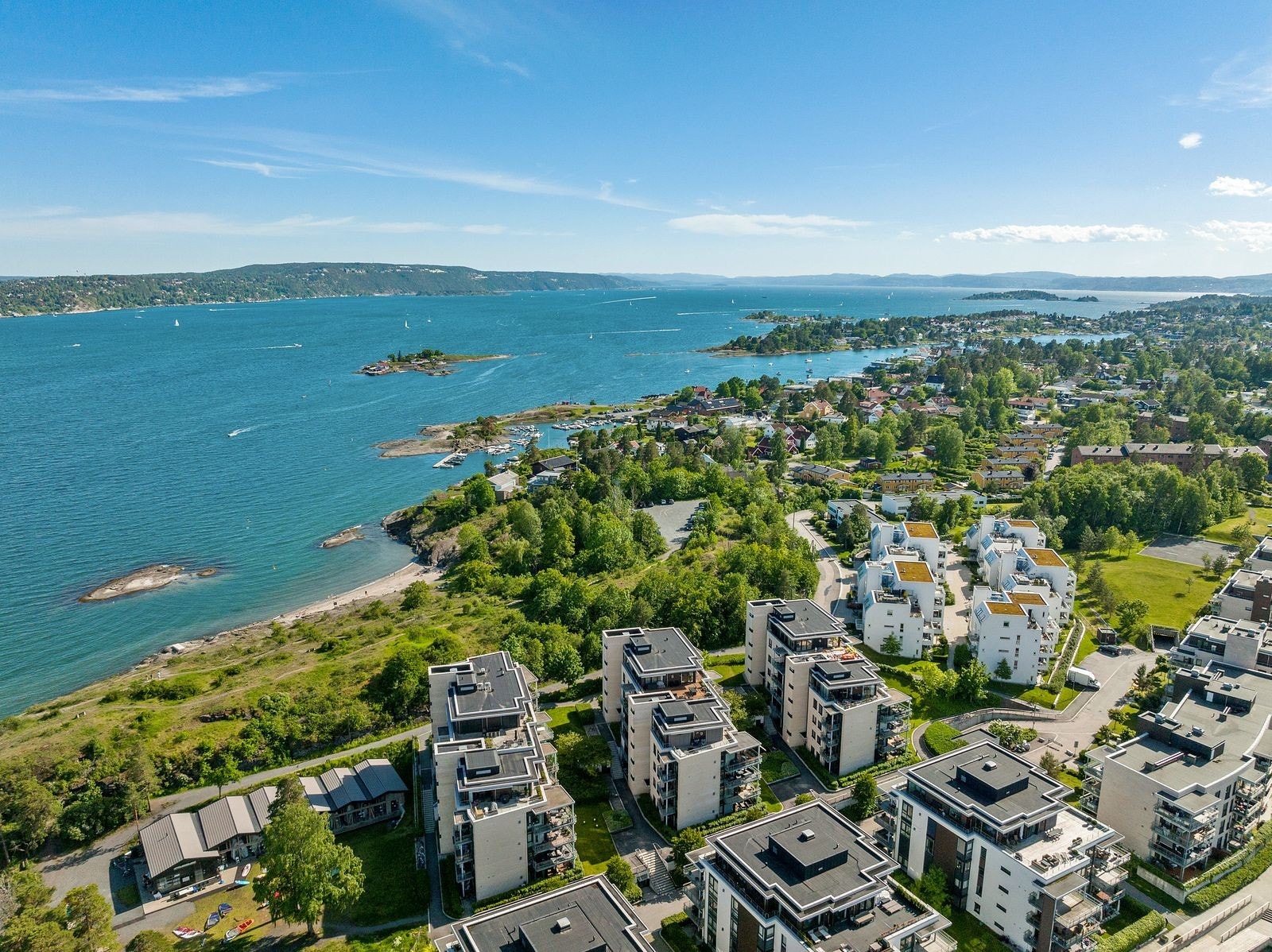 Kort vei til tur, sportsaktiviteter, badestrender, skoler og barnehager. Svært gode og varierte tilbud for både store og små. Galleribilde