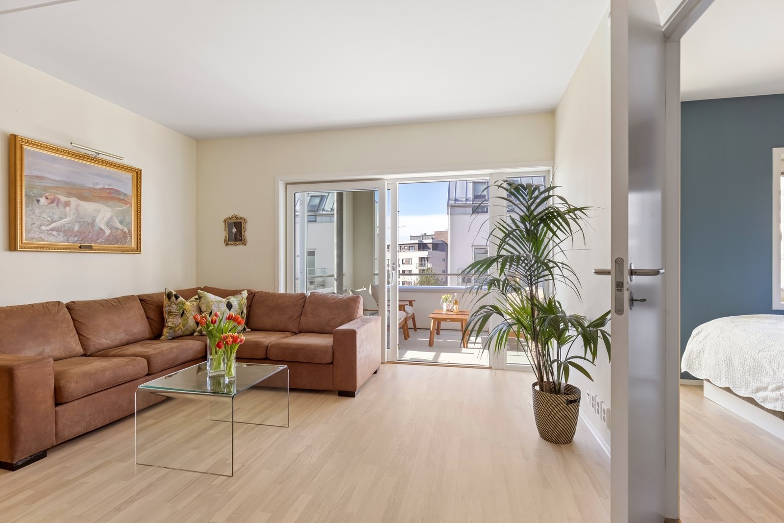 Boligens naturlige samlingspunkt, en romslig og sosial stue med store vindusflater og lun balkong i forlengelsen. Galleribilde