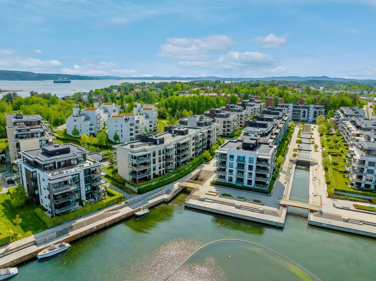Pen bebyggelse, vakker natur og sjønær beliggenhet, med disse kvalitetene er det ikke rart Rolfsbukta er blitt et attraktivt område. Galleribilde