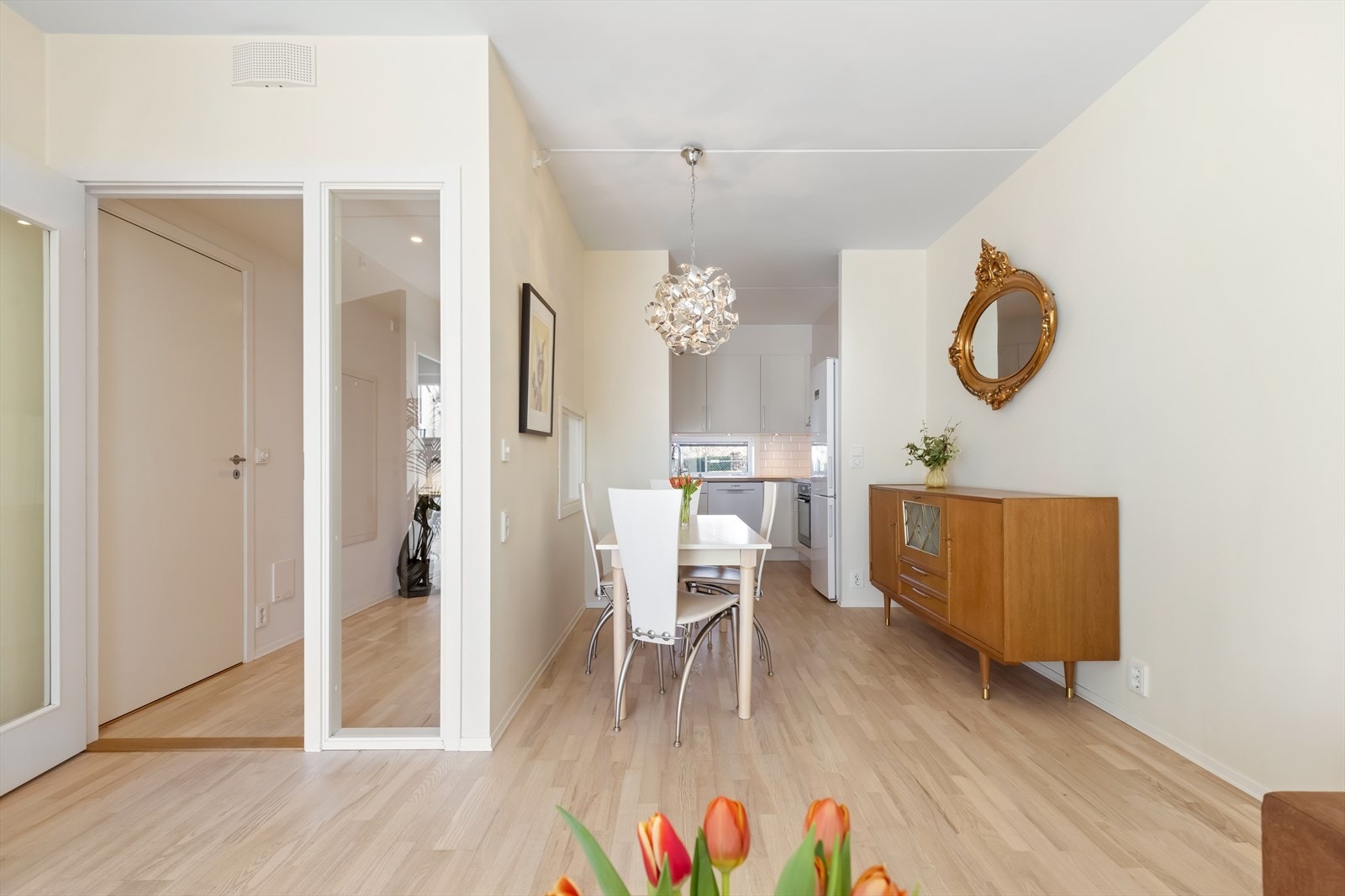 Spiseplassen ligger fint til i den åpne løsningen og skaper en sosial ramme rundt måltidene. Galleribilde