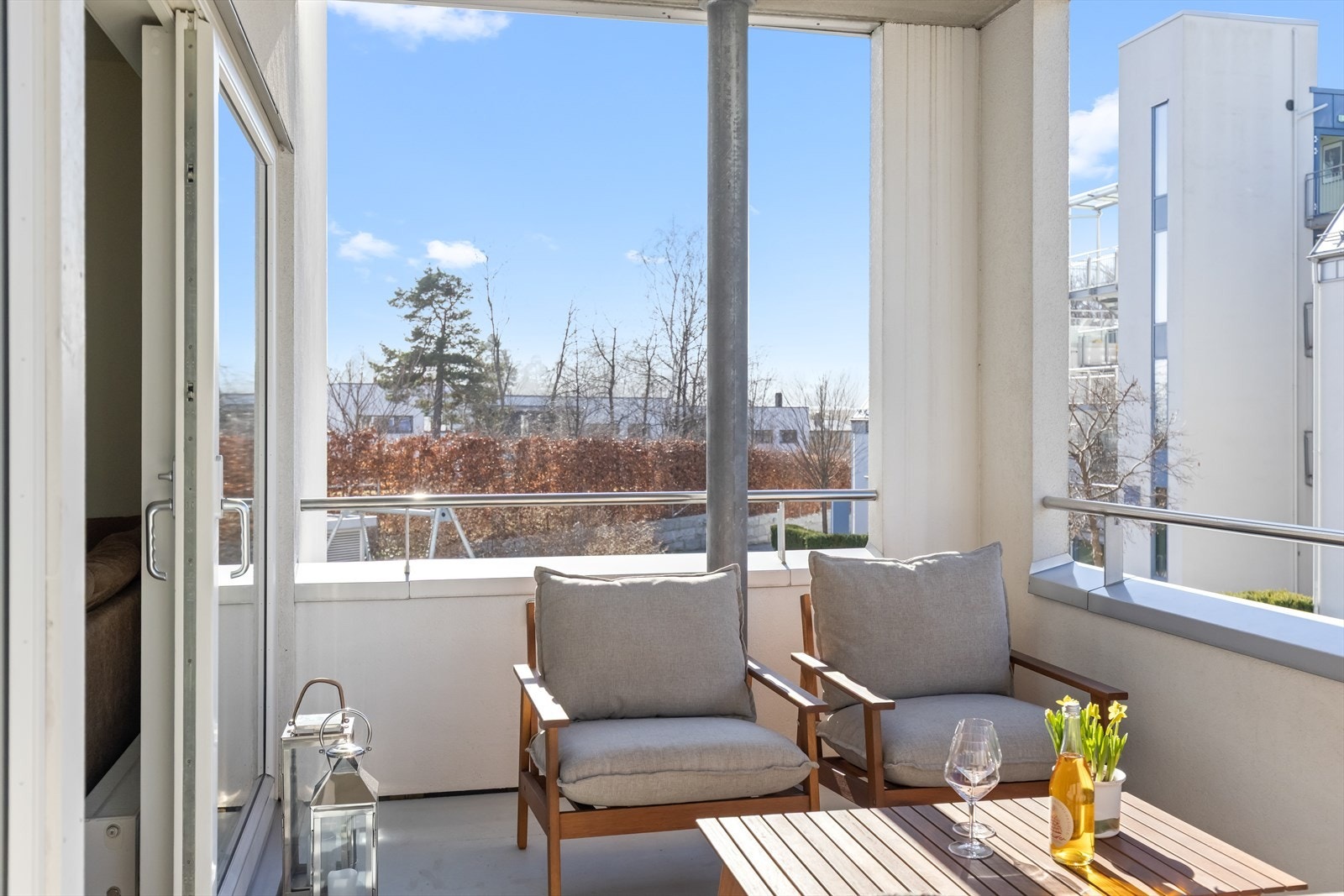 Balkongen på 10 m² byr på en skjermet og hyggelig uteplass med plass til både kaffe og avslapning. Galleribilde