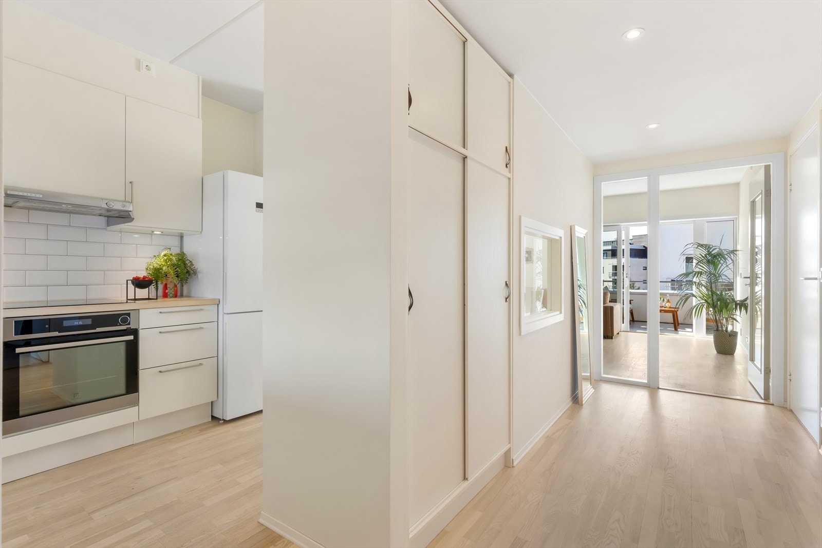 Lys og tiltalende entré med gode oppbevaringsmuligheter og fin flyt videre inn i boligen. Galleribilde