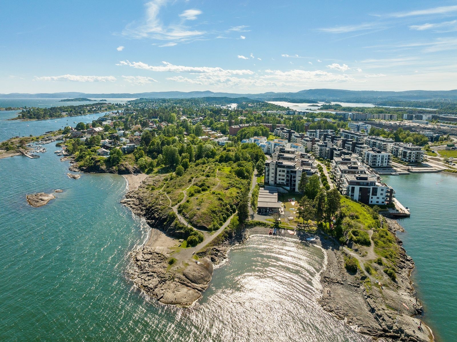 Badestrand samt seil-, kajakk- og seilbrettklubb. Galleribilde
