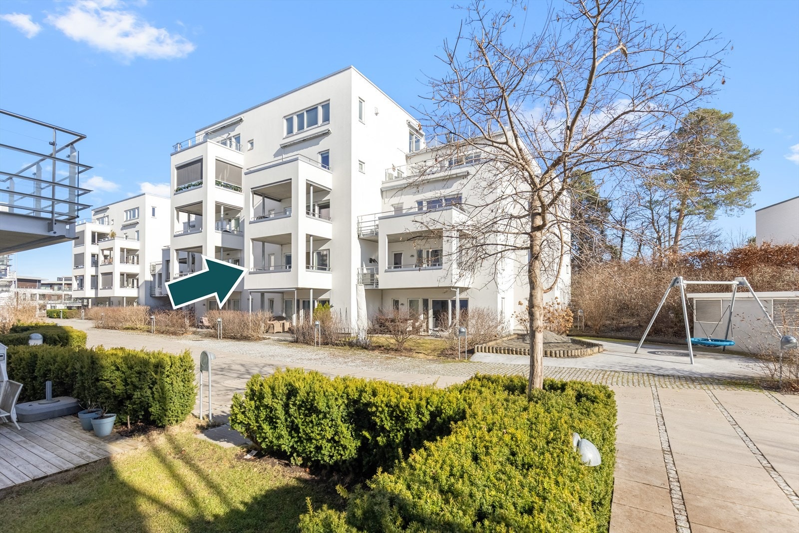 Her bor du fredelig og attraktivt til i byggets 2. etasje i populære Rolfsbukta Terrasse, kun et steinkast fra badestrand og flotte turmuligheter langs kysten. Galleribilde