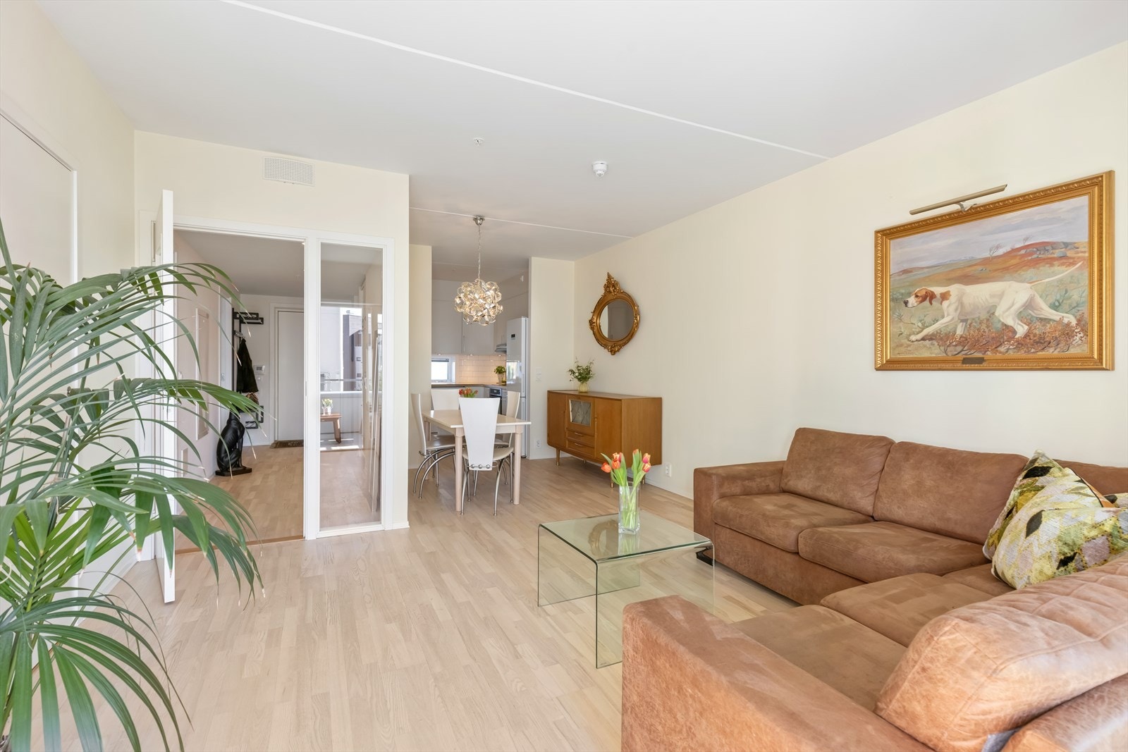 En moderne og sosial stue/kjøkken-løsning som legger til rette for hyggelige hverdager og gode sammenkomster. Galleribilde