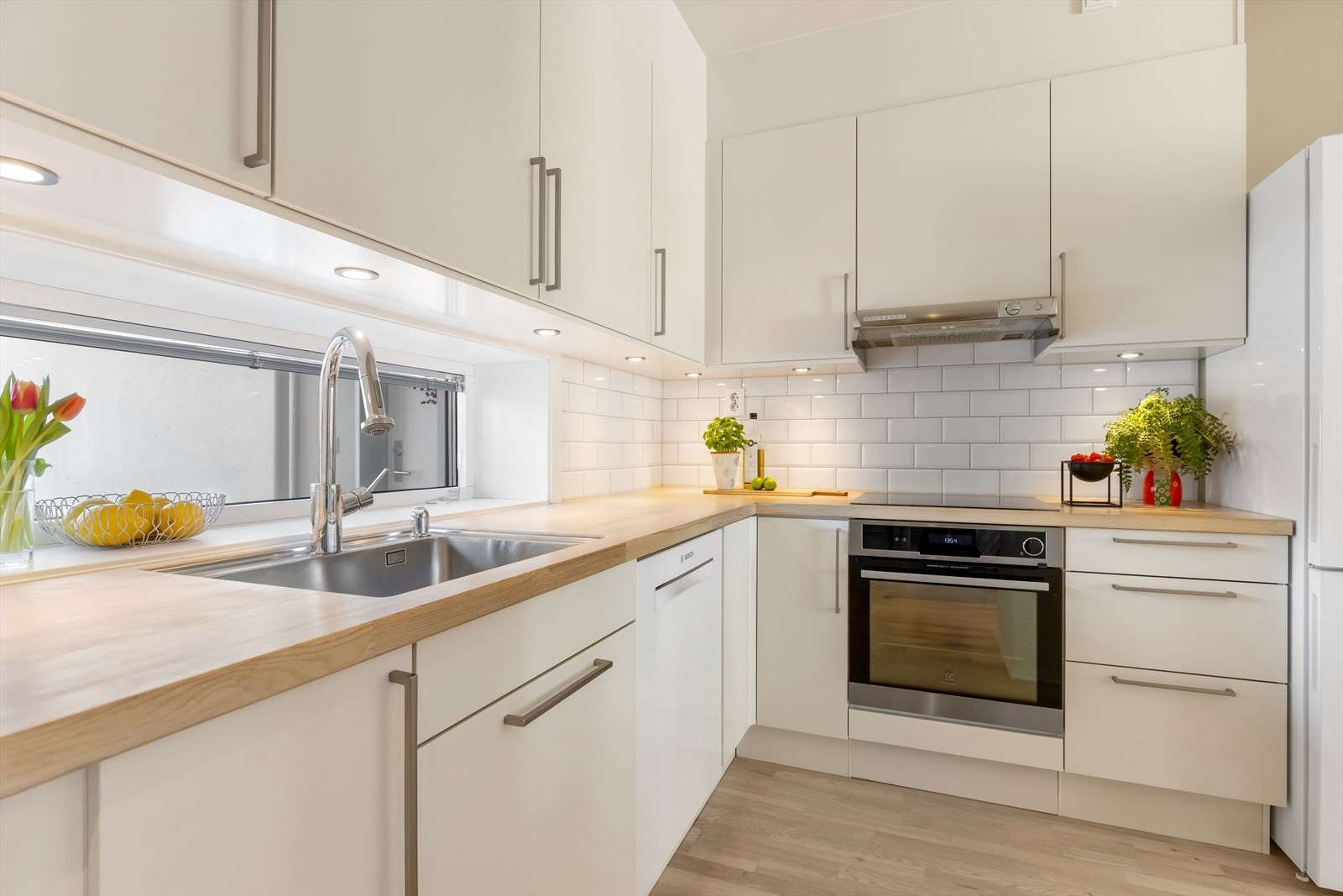 Kjøkkenet har et rent og moderne uttrykk, med heltre benkeplate som gir varme til rommet. Galleribilde