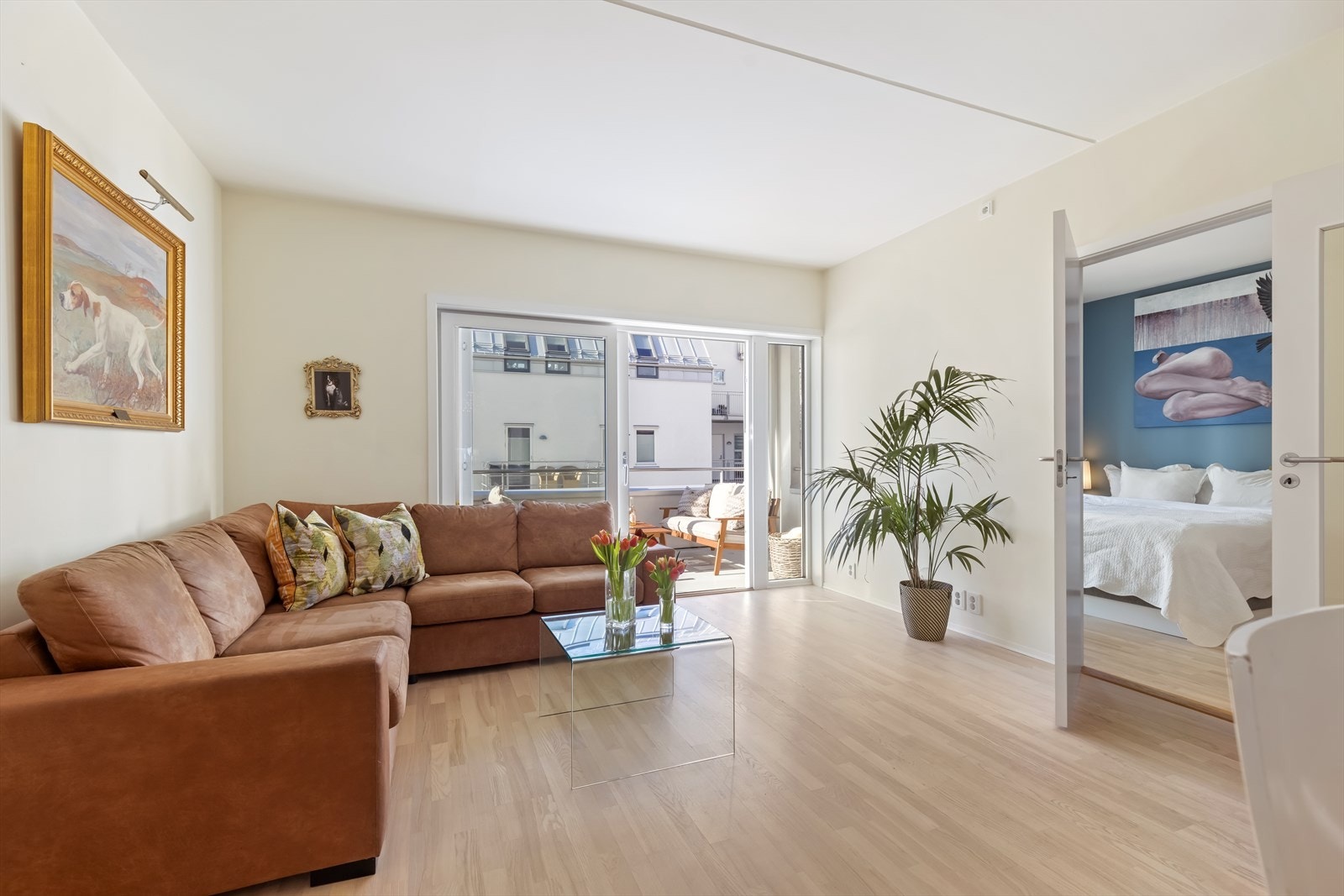 Innbydende stue med moderne uttrykk, god plass til både sofagruppe og spisebord. Galleribilde