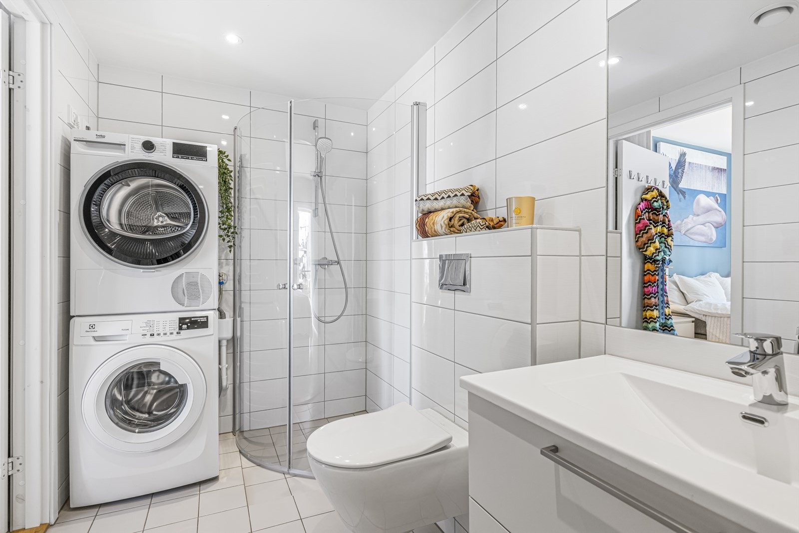 Bad med inngang fra både soverom og stue. Galleribilde