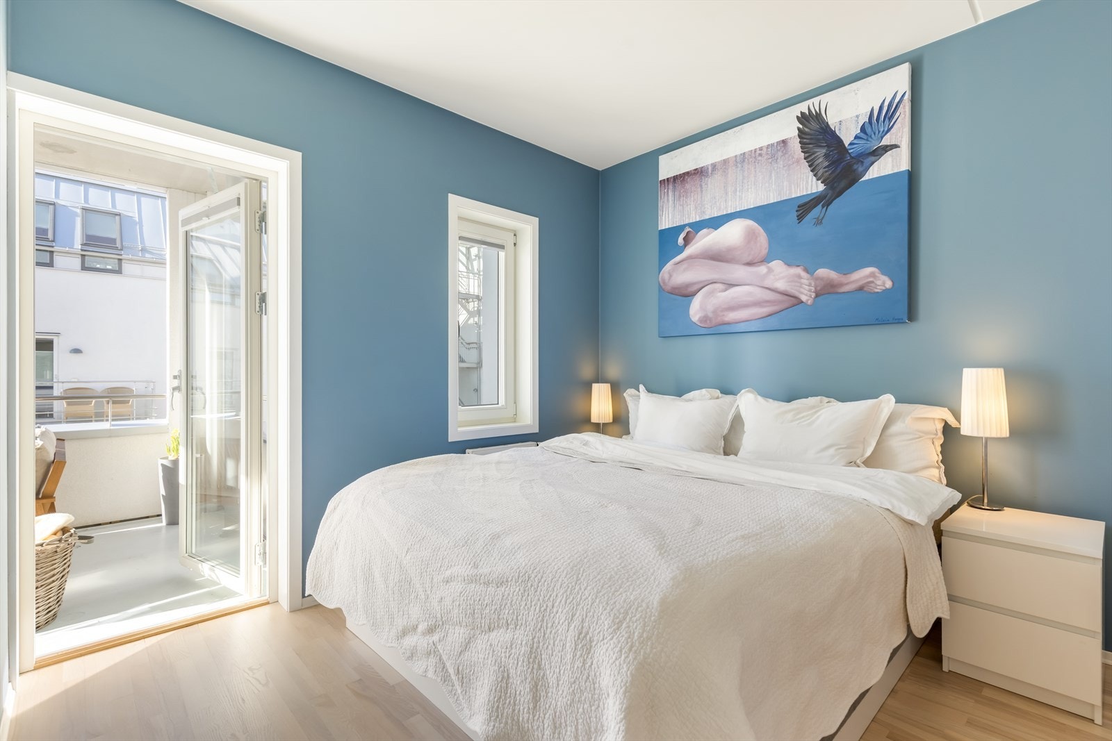 Hovedsoverommet fremstår lyst og luftig, med direkte tilgang til balkongen. Galleribilde