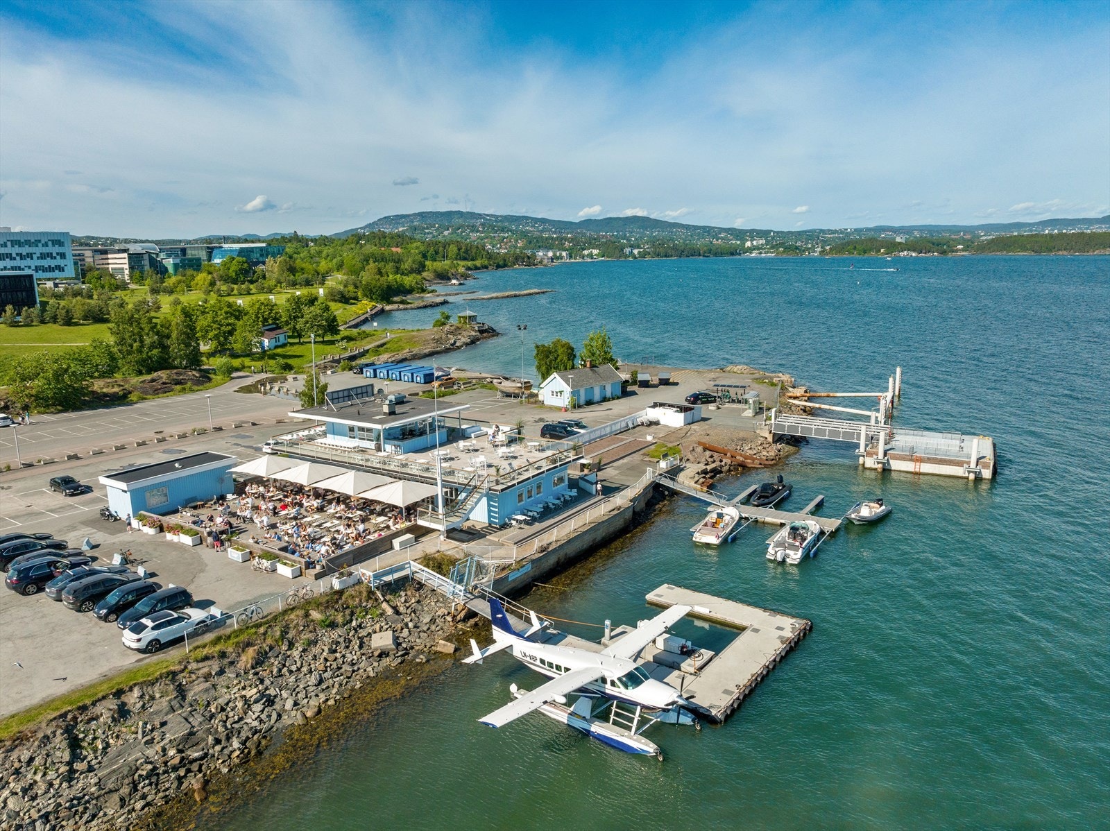 Nærområdet har et godt utvalg av spisesteder, både på Fornebu senteret samt Odonata, Fardal bakeri, Sjøflyhavna og hotellene Quality, Scandic og Radisson. Galleribilde