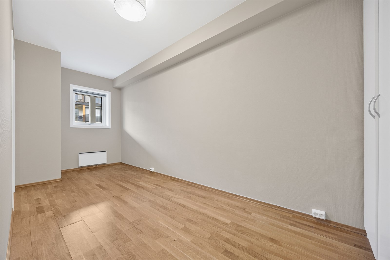 I leiligheten er det to soverom - malt i den samme, behagelige brunnyansen. Galleribilde
