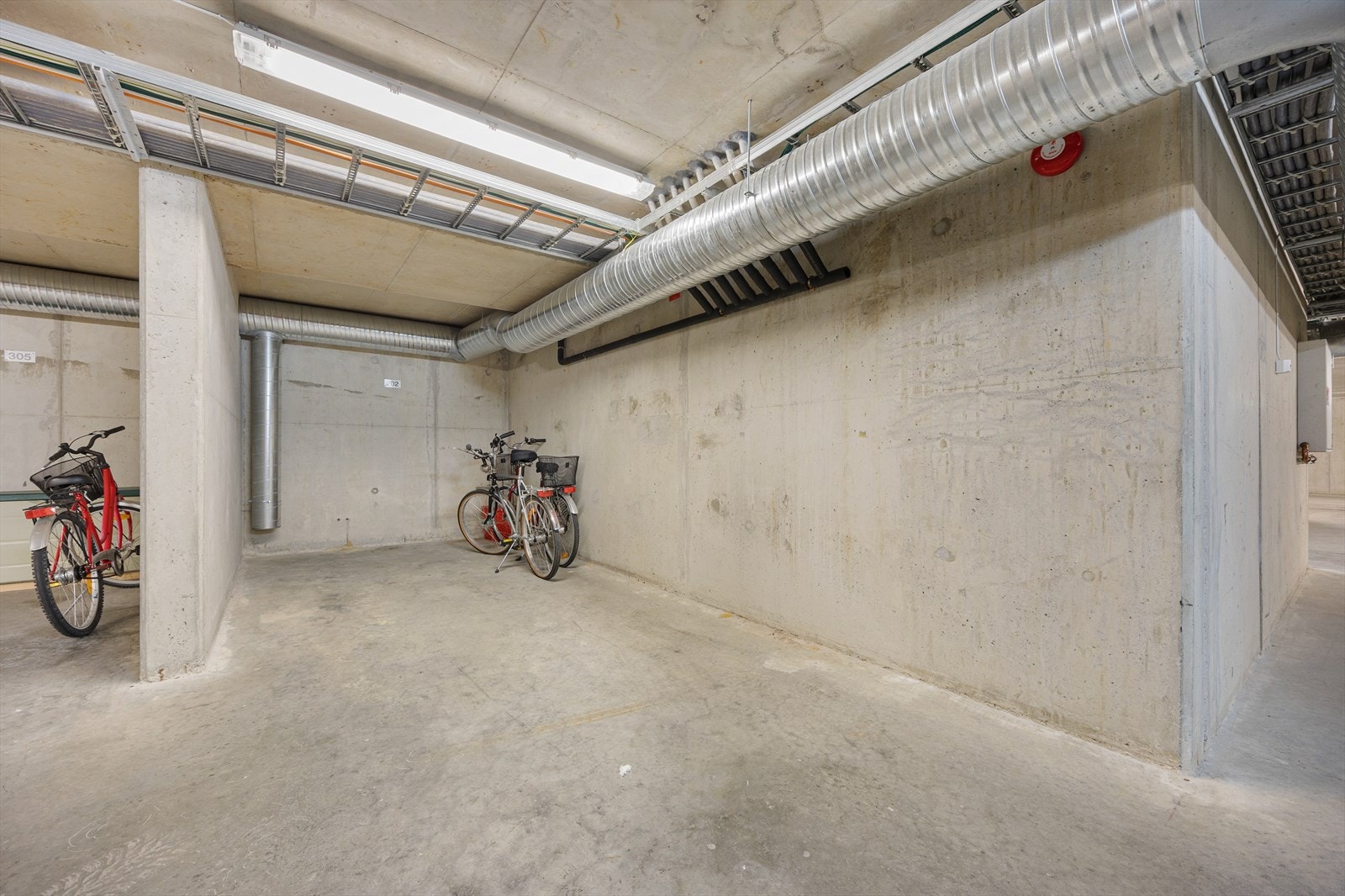 Leiligheten disponerer en garasjeplass i felles parkeringskjeller - med heisadkomst. Galleribilde