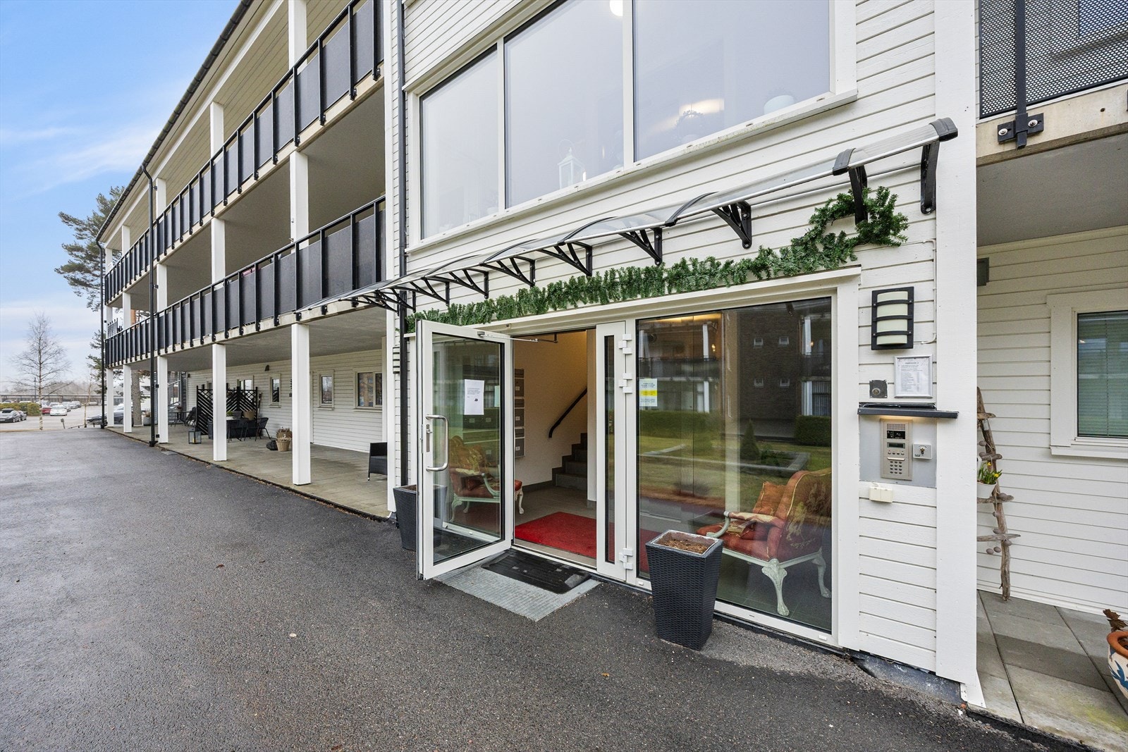 Hyggelig inngangsparti til Parkveien 3. Galleribilde