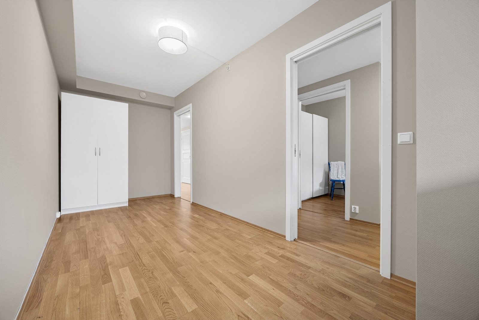 På hovedsoverommet er det god plass til dobbeltseng og tilhørende møblement - her er det også et garderobeskap med hvite fronter. Galleribilde