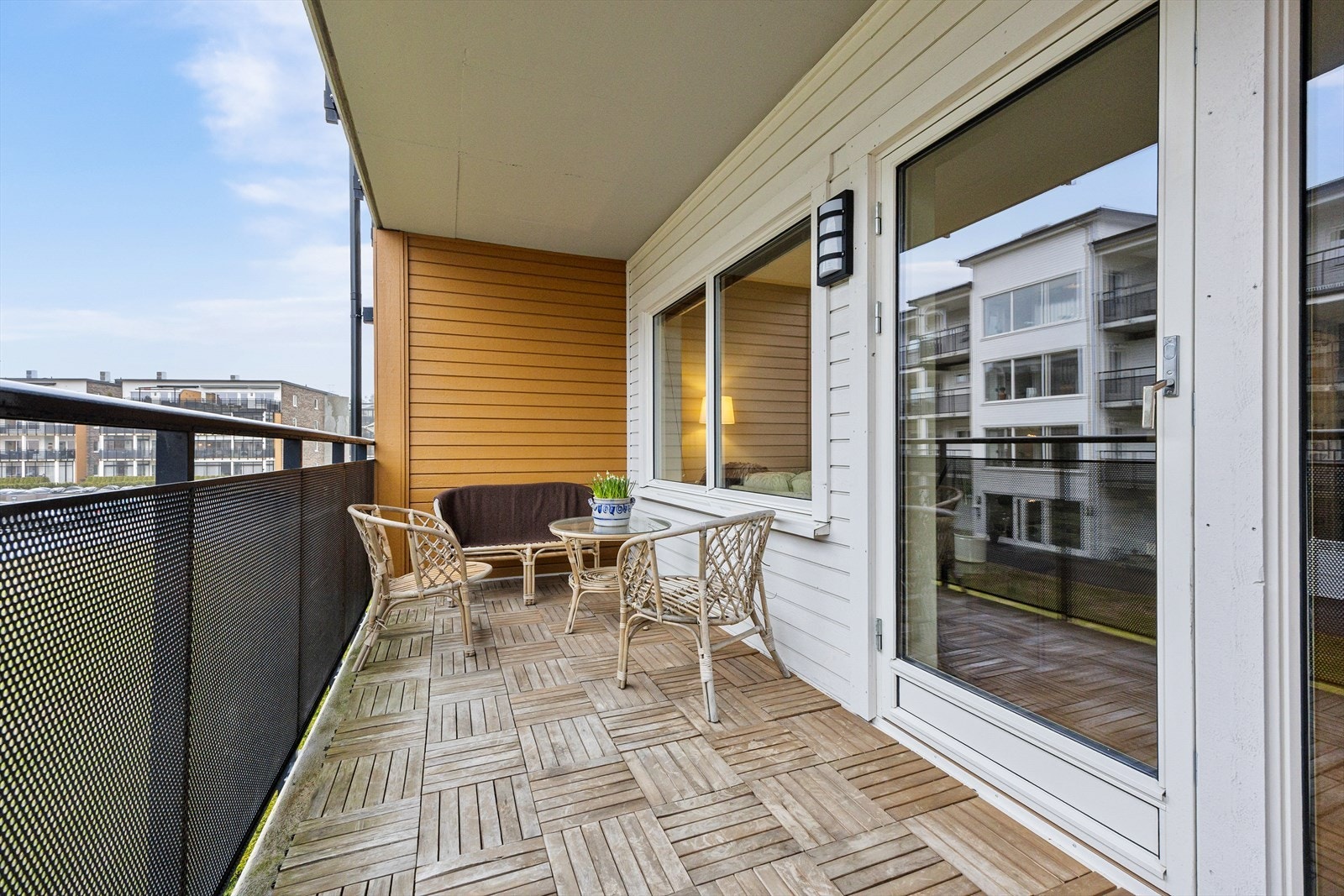 Stuen forlenges av den overbygde og vestvendte balkongen på ca. 10 kvm. Galleribilde
