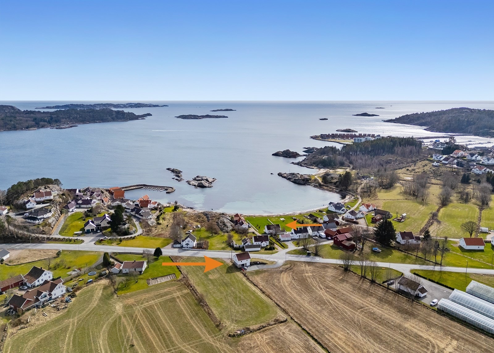Oversikt over to av teigene som tilhører eiendommen, med enebolig på en og løkhus/garasje på den andre Galleribilde