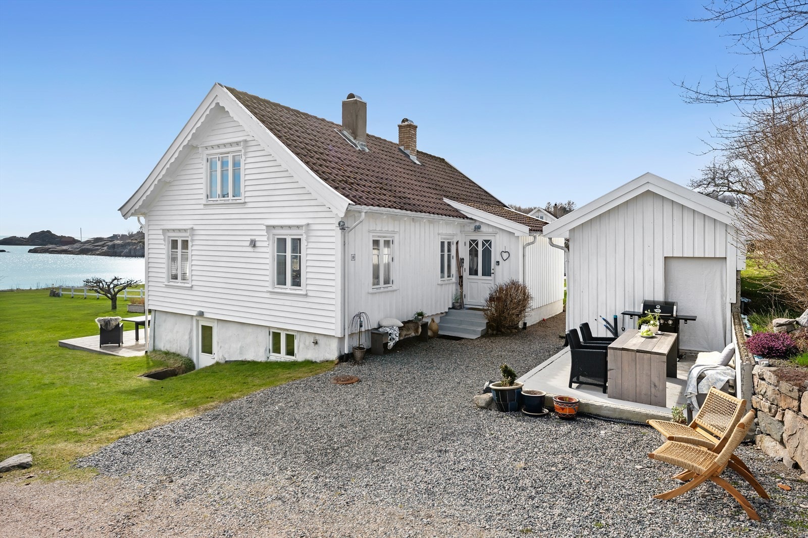 Hyggelig inngangsparti og tun Galleribilde