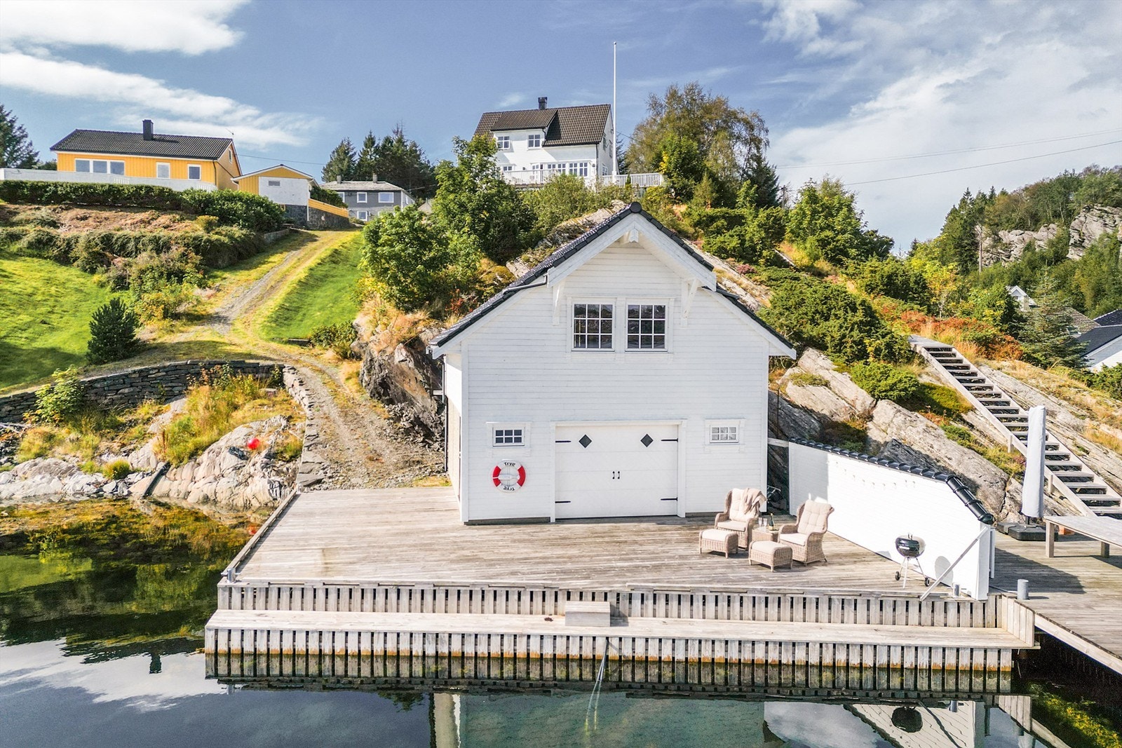 Særdeles pent naust med stor brygge Galleribilde