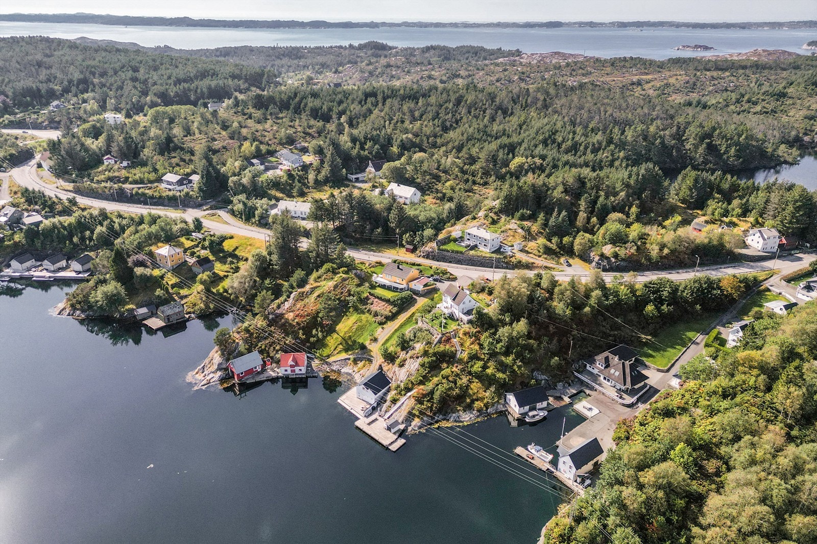Hjeltefjorden i bakgrunnen. Galleribilde