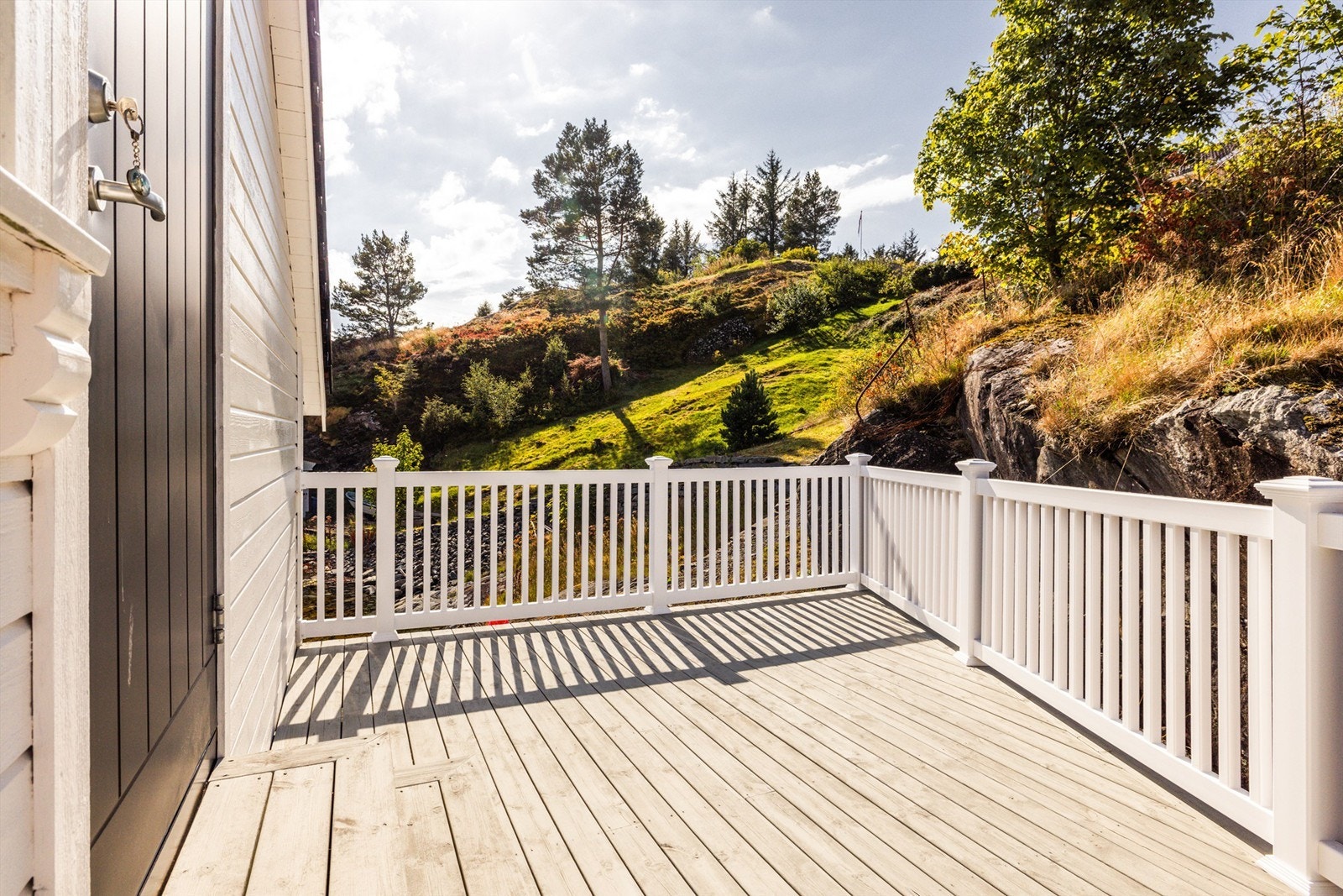 Usjenert og fin terrasse ved inngangsdør til loftsetasjen. Denne terrassen er Galleribilde