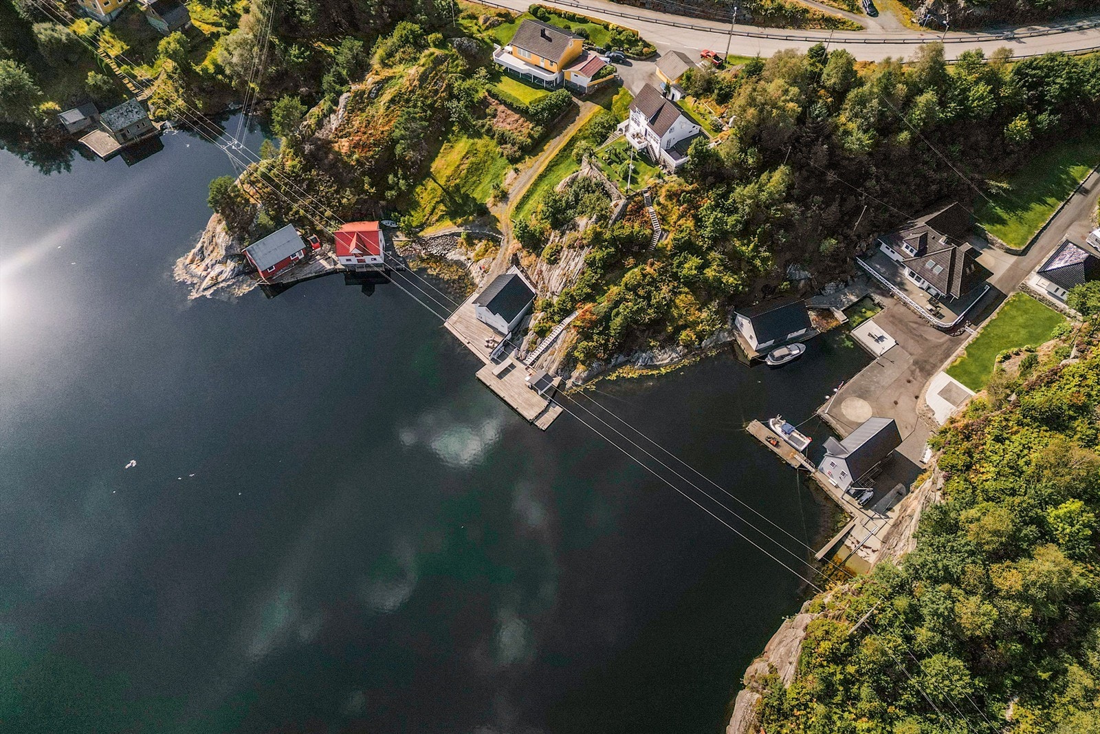 Det er lagt inn vannledning fra hovedvei og videre inn i naustet. Vannledningen har elvestadrør og er pt. stengt av med ventil ved hovedvei. Galleribilde