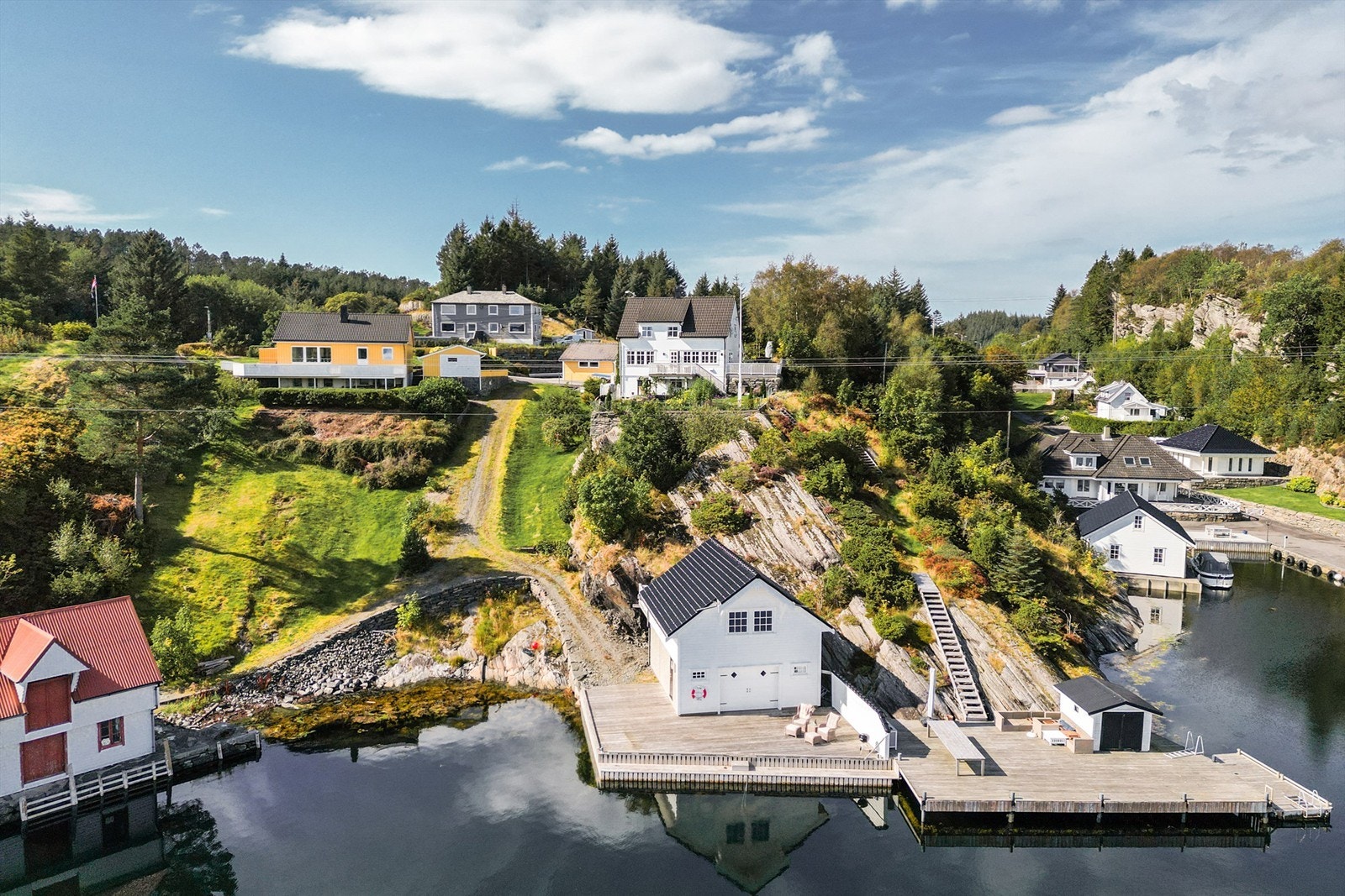 Gangveg ned til naustet fra hovedvei. Galleribilde
