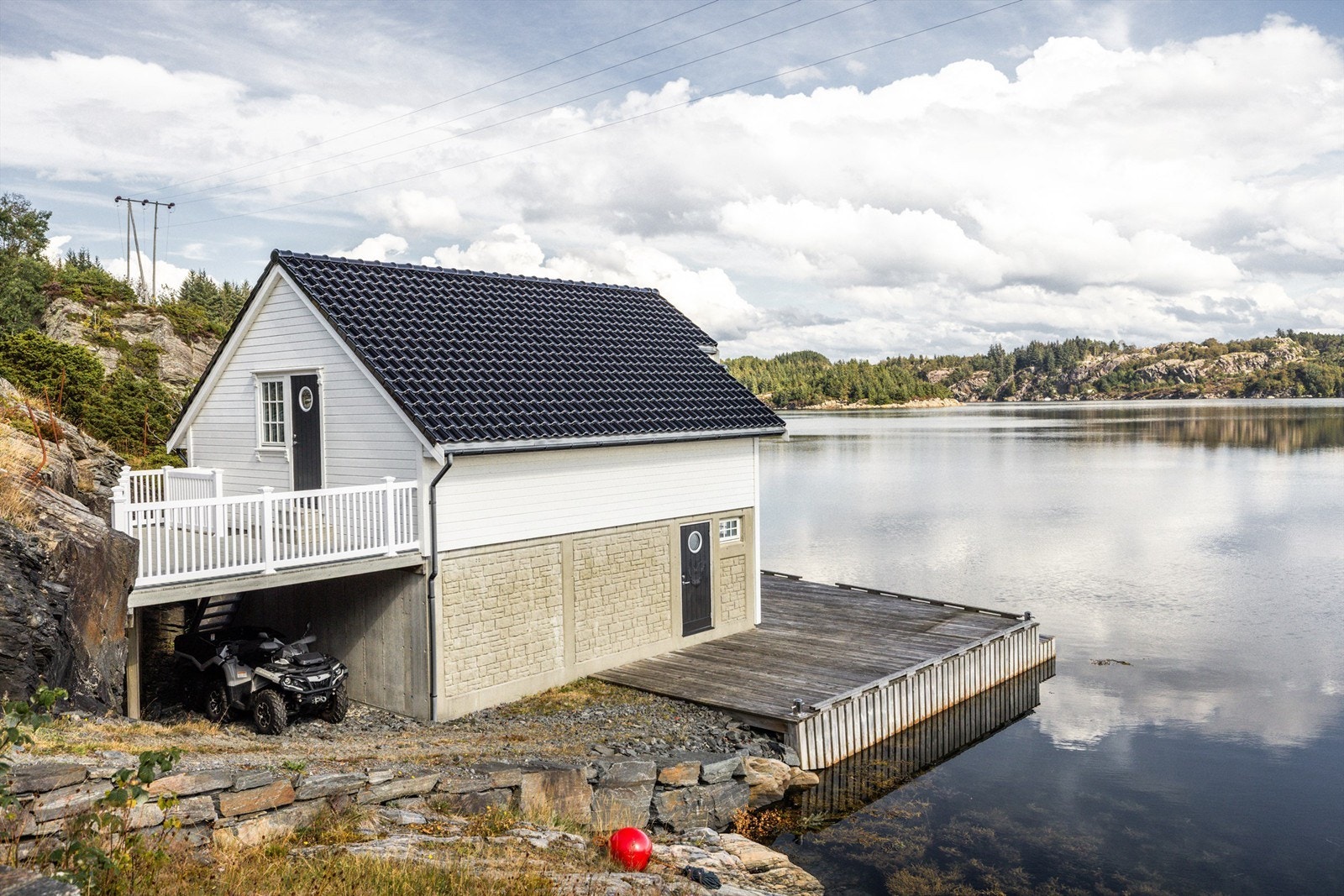 Glasert takstein på hele naustet. Galleribilde
