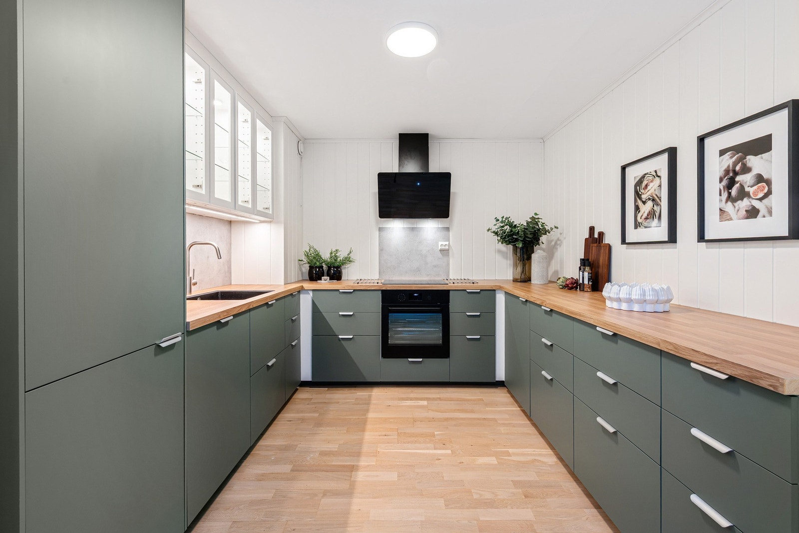 Helt nytt kjøkken med IKEA innredning med integrerte hvitevarer. Slette fronter i grønn utførelse. Overskap med glassdører i hvit utførelse. Benkeplater i laminat utførelse. Galleribilde