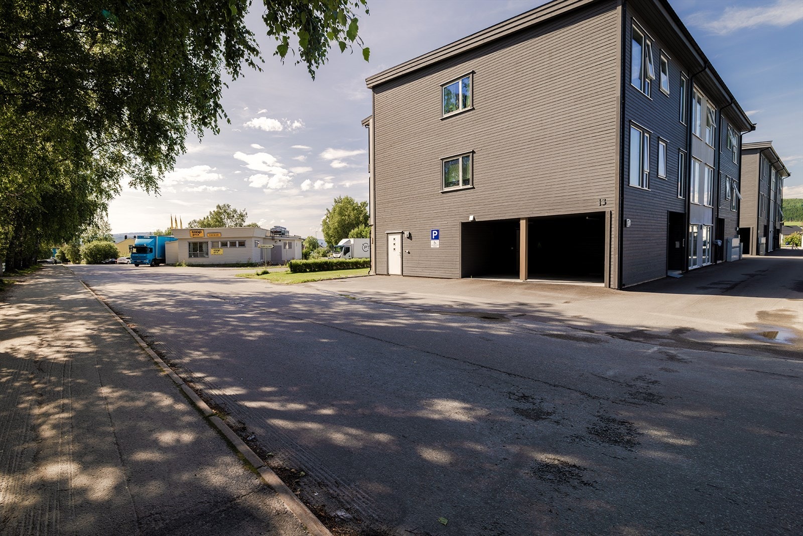Carport like ved inngangen Galleribilde