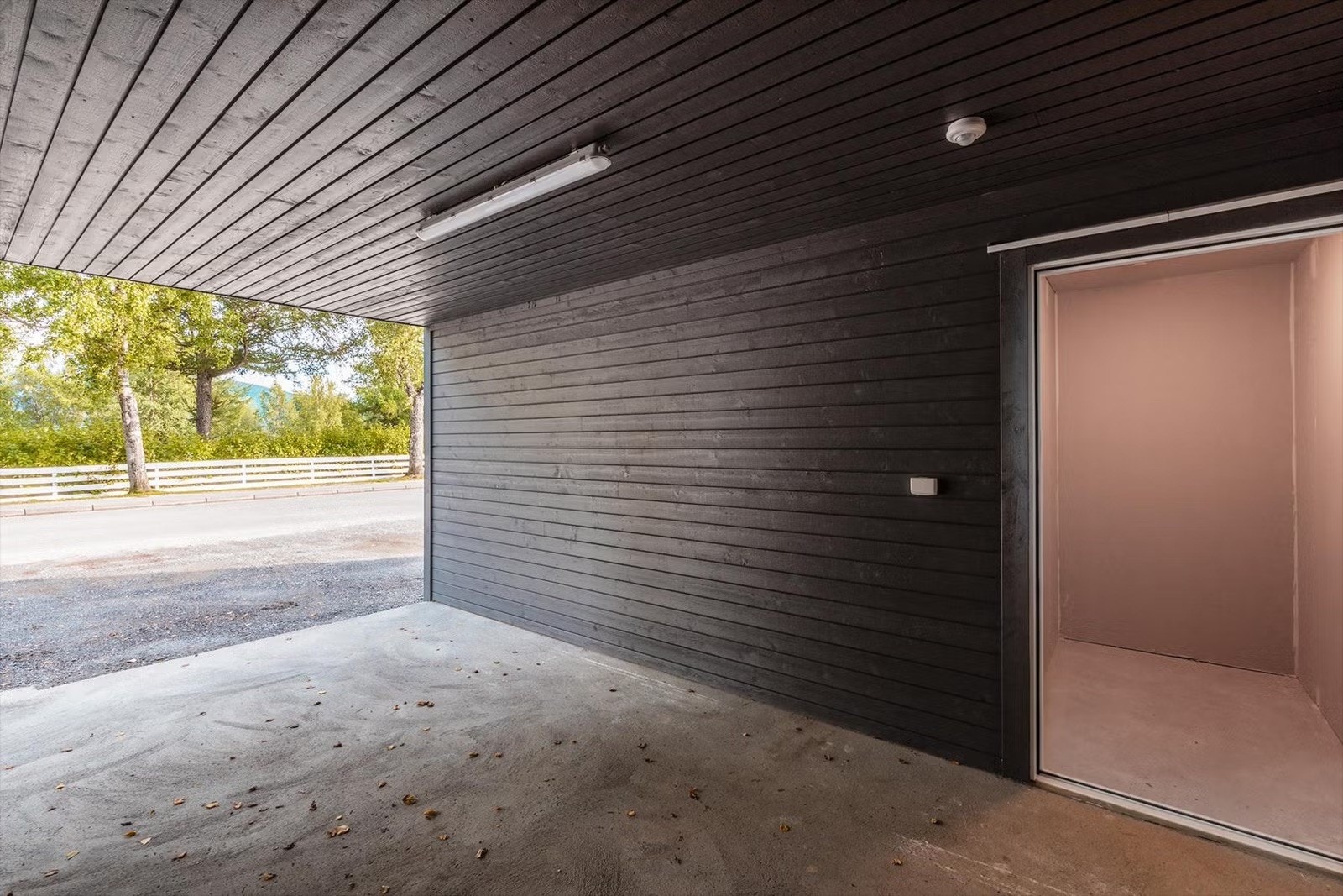 Bod i tilknytting til carport. Galleribilde