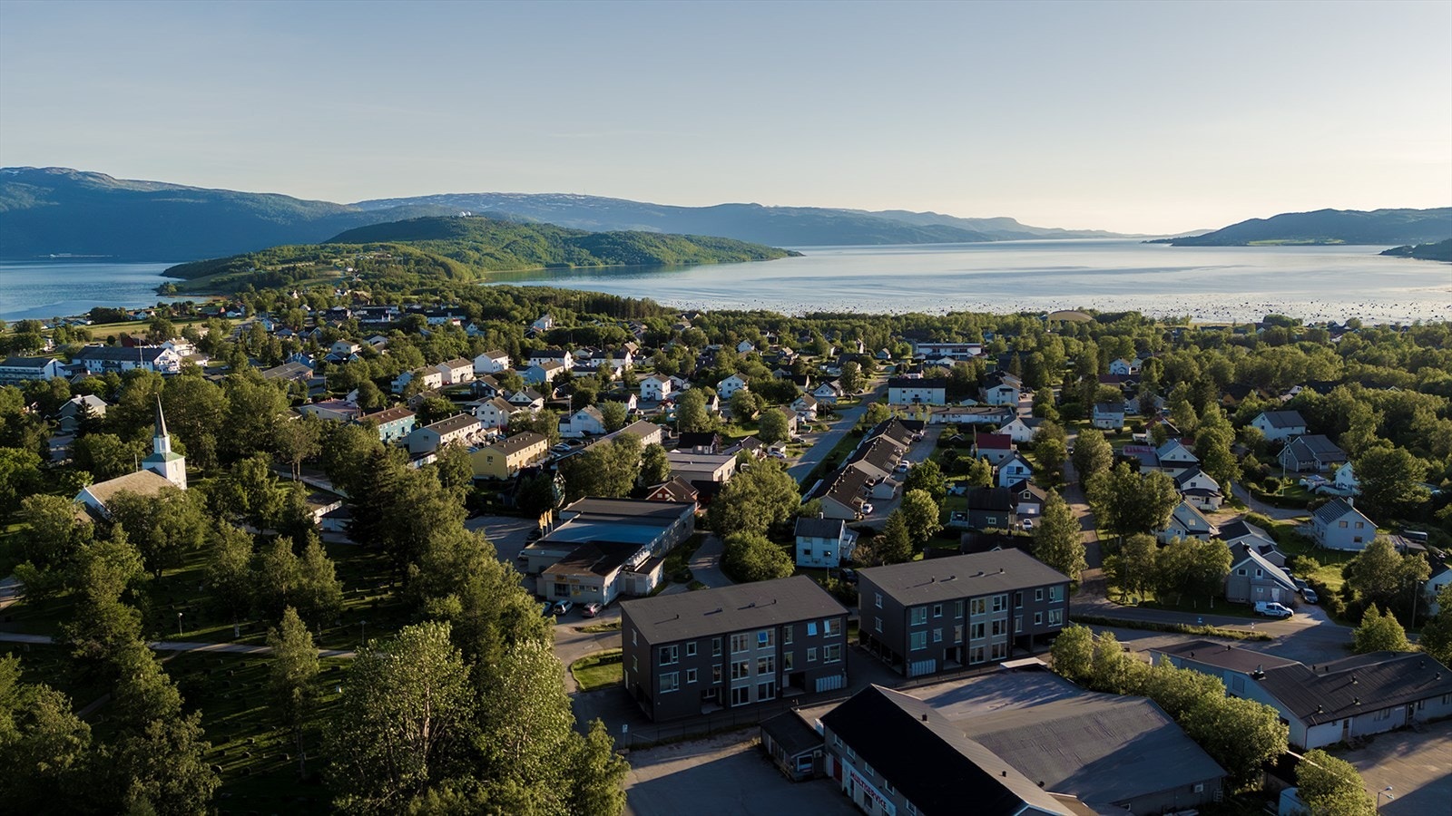 Matbutikk rett utenfor døren og kort gangavstand til barnehage, skoler og Fauskebadet med badstue, boblebad, terapibasseng ++. Nærhet til fine turområder og ca. 1 km til sentrum. Galleribilde