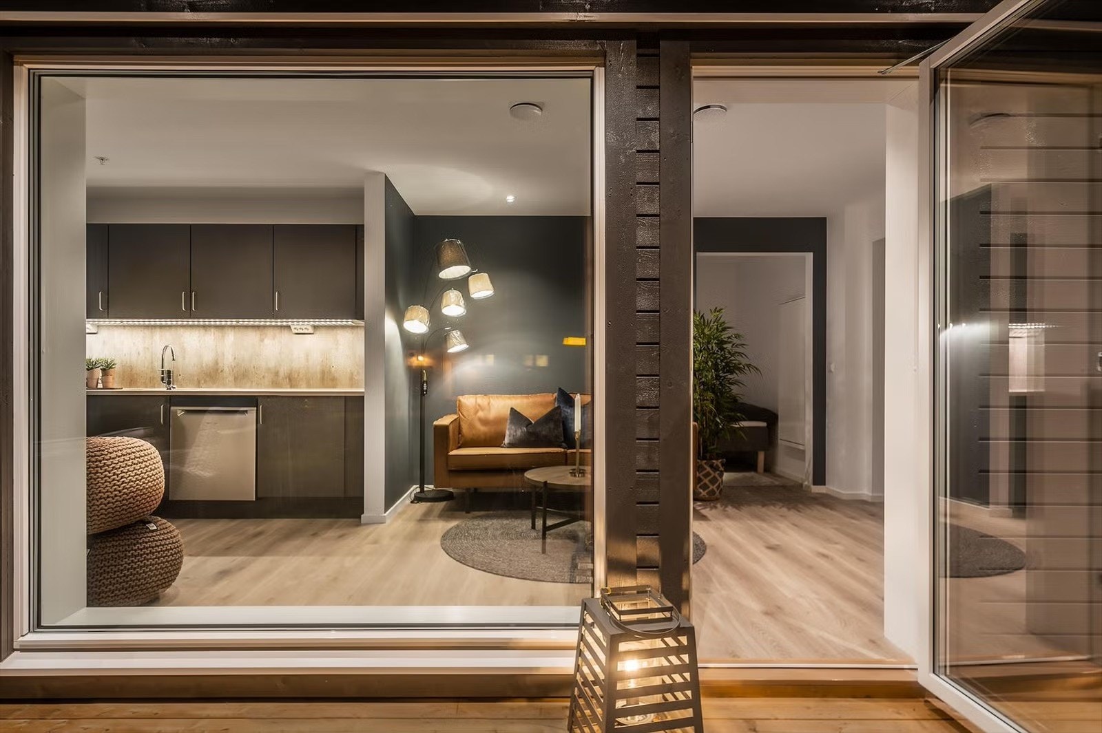Terrassen er innglasset og vil da om sommeren kunne fungere som en forlengelse av stuen. Terrassen er på ca. 13 kvm. Galleribilde