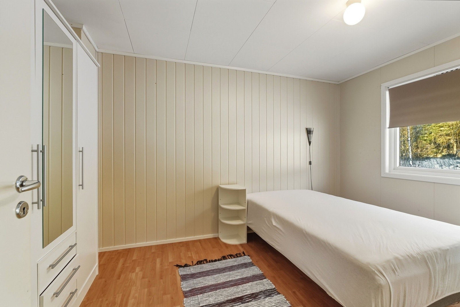Soverom med god plass til dobbeltseng og garderobeskap. Galleribilde