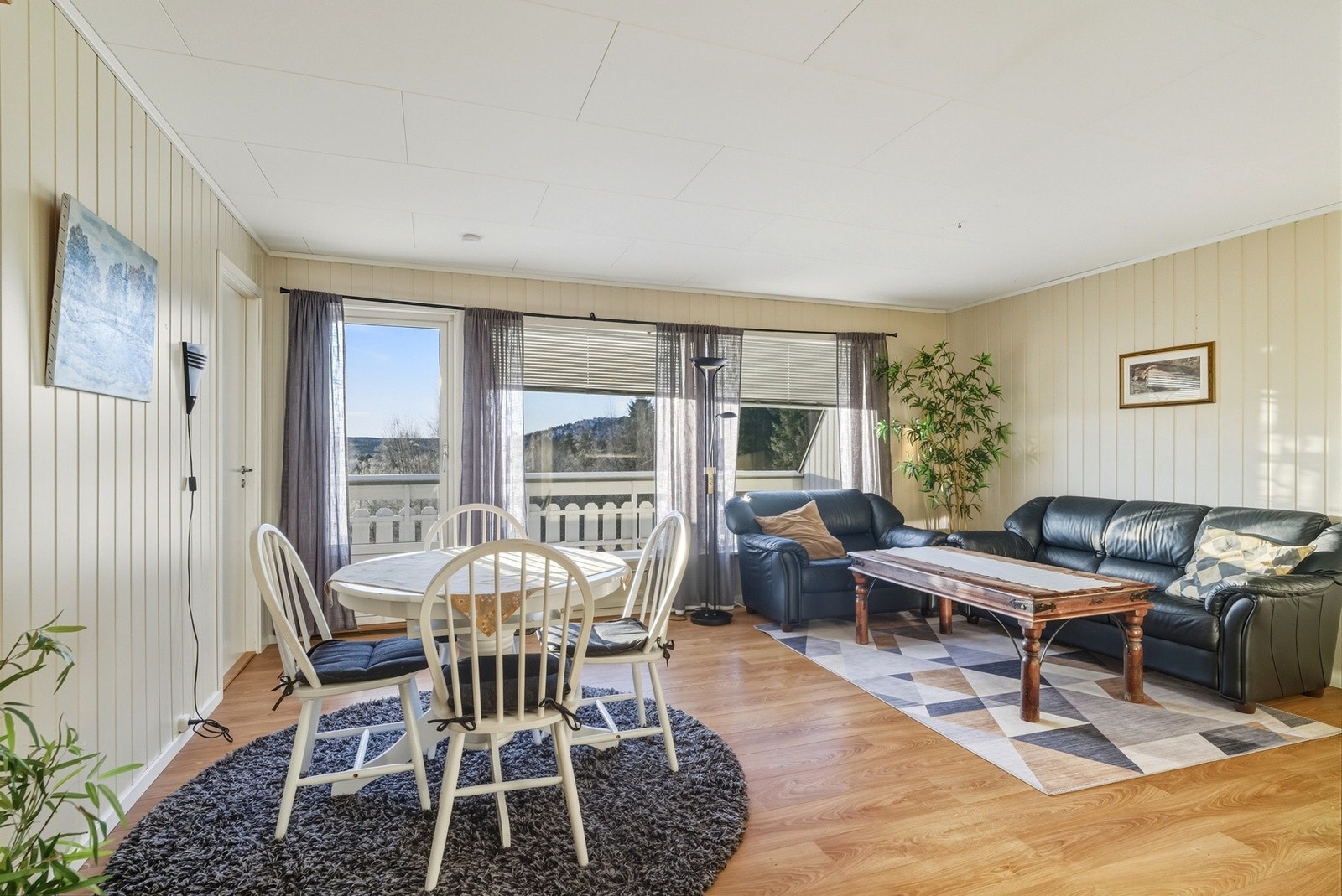 Romslig stue med god plass til sofagruppe og spisestue. Galleribilde